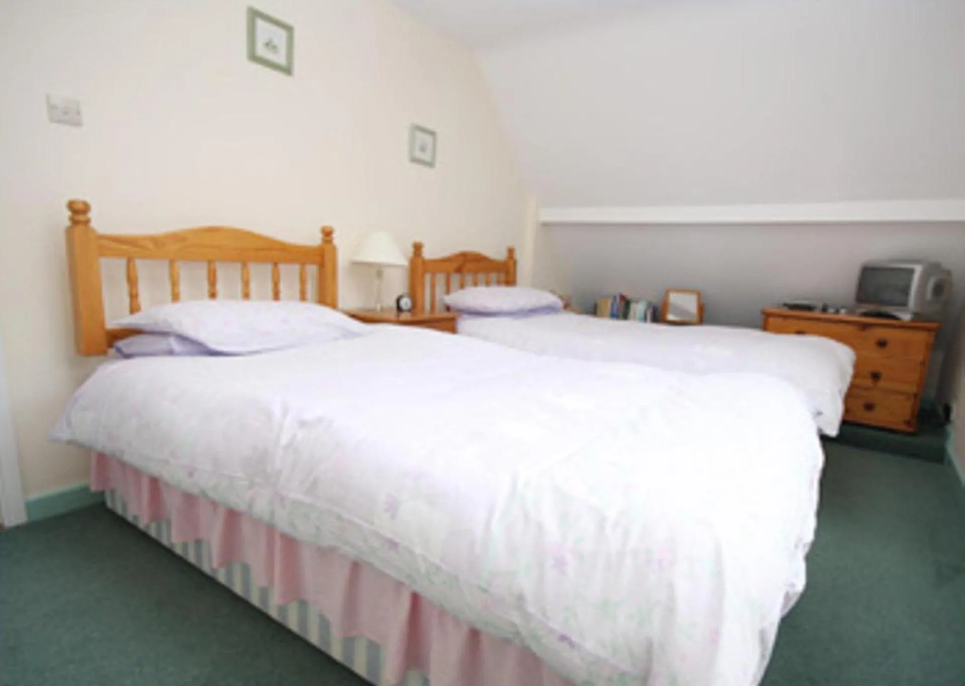 Detached House 2 Bed Sleeps 4 Parking
