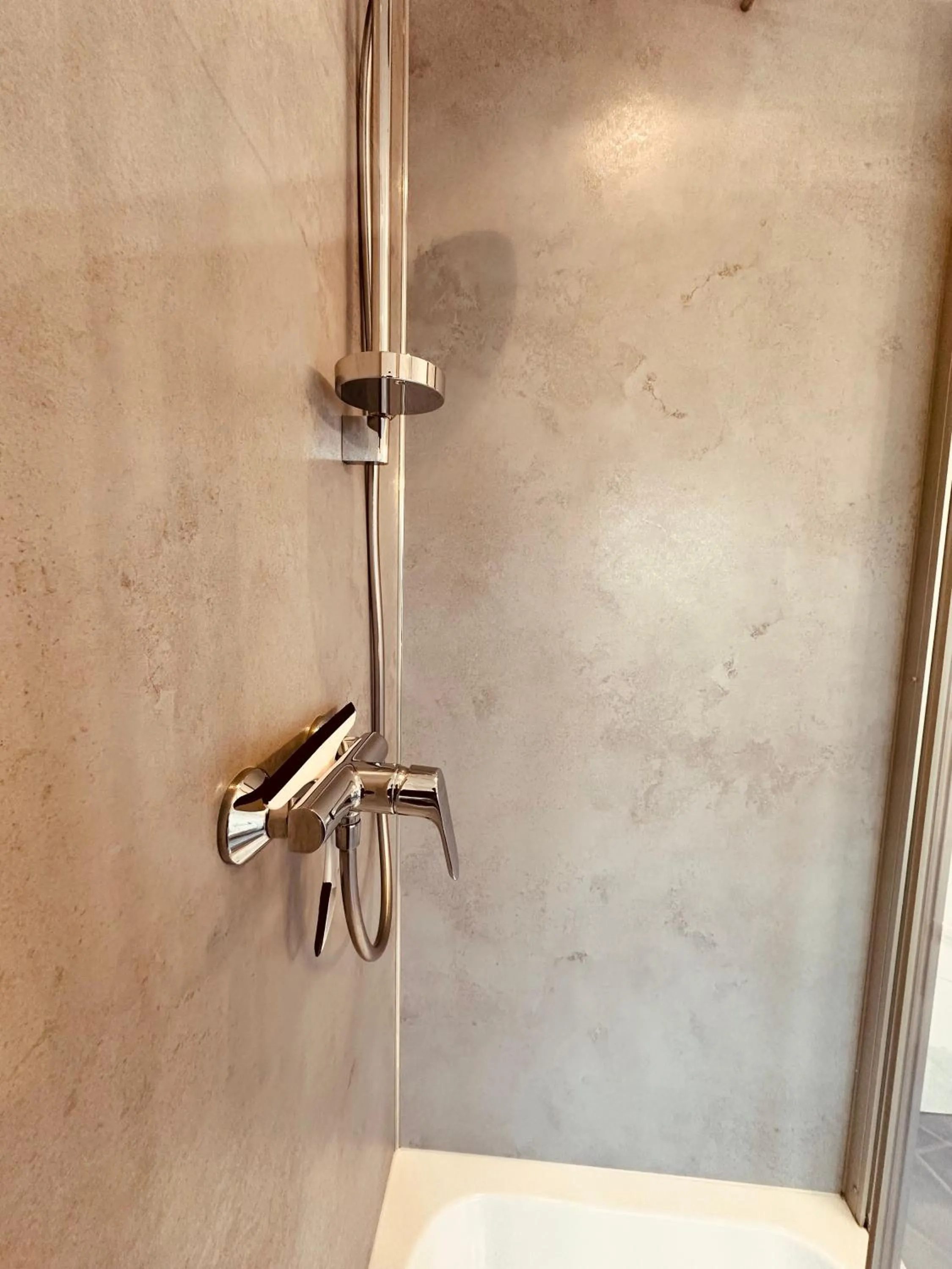 Shower in Ferienwohnungen Weingut Kilburg