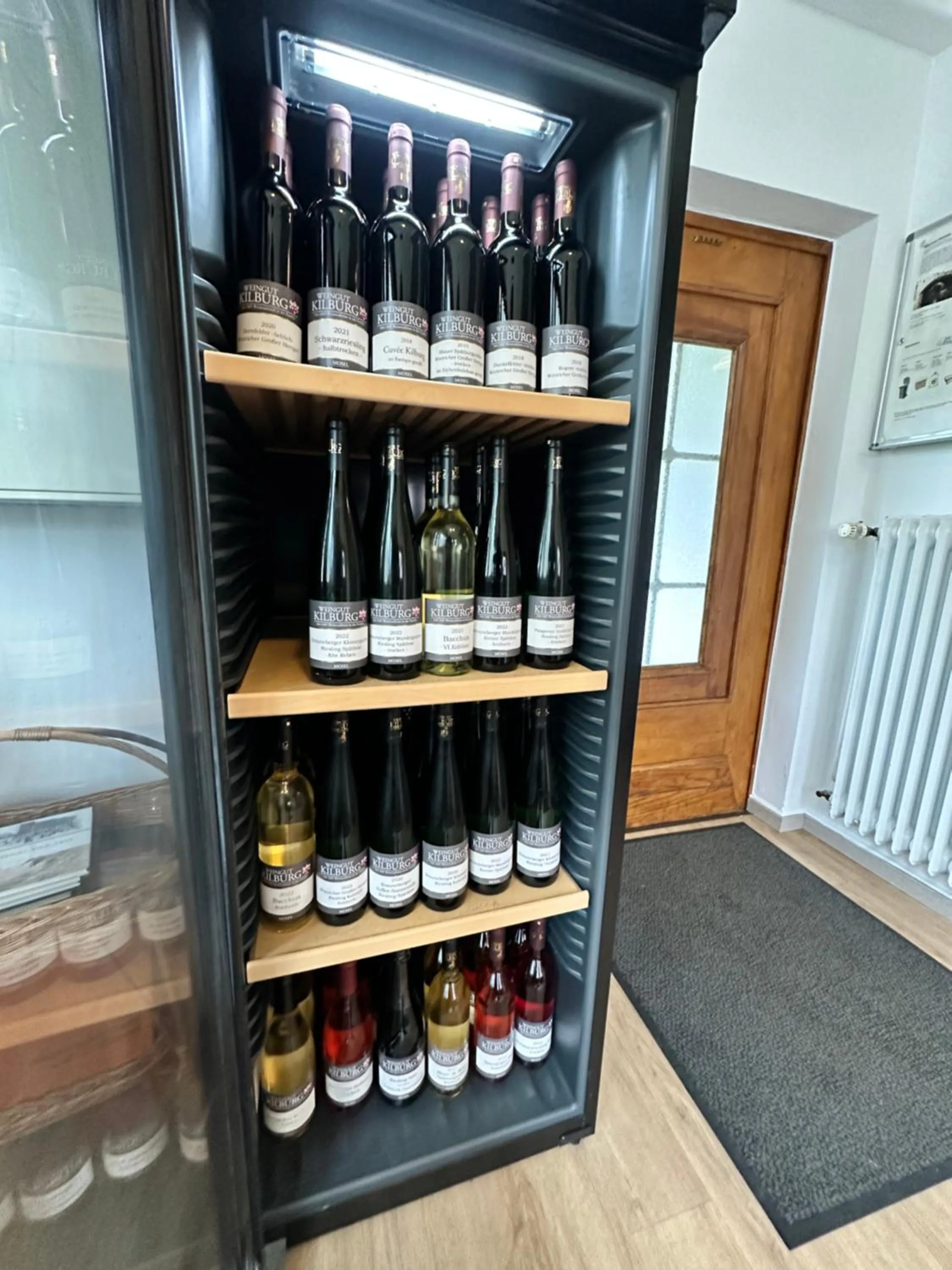 Alcoholic drinks in Ferienwohnungen Weingut Kilburg