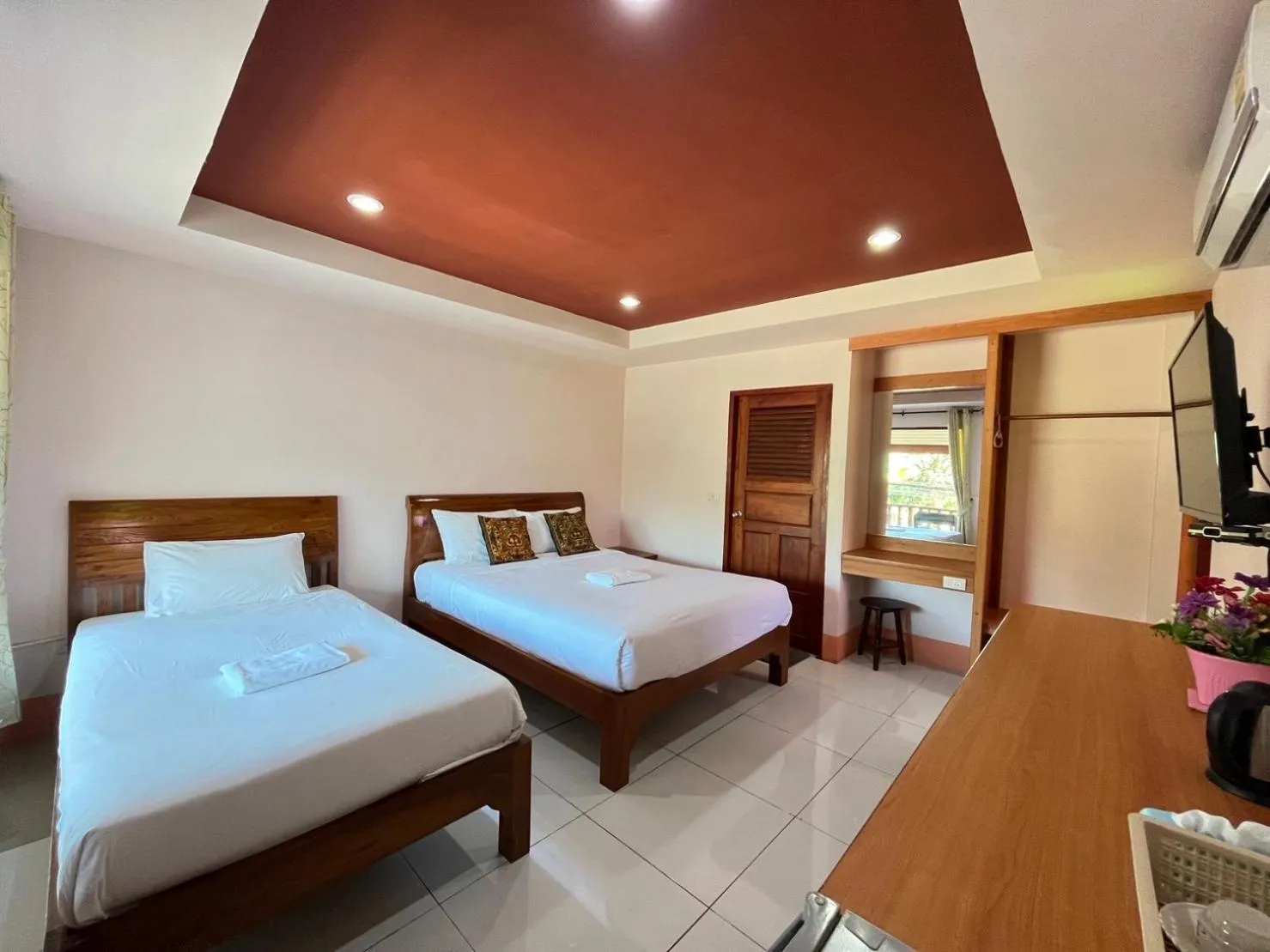 Photo of the whole room, Bed in Happy in Pai