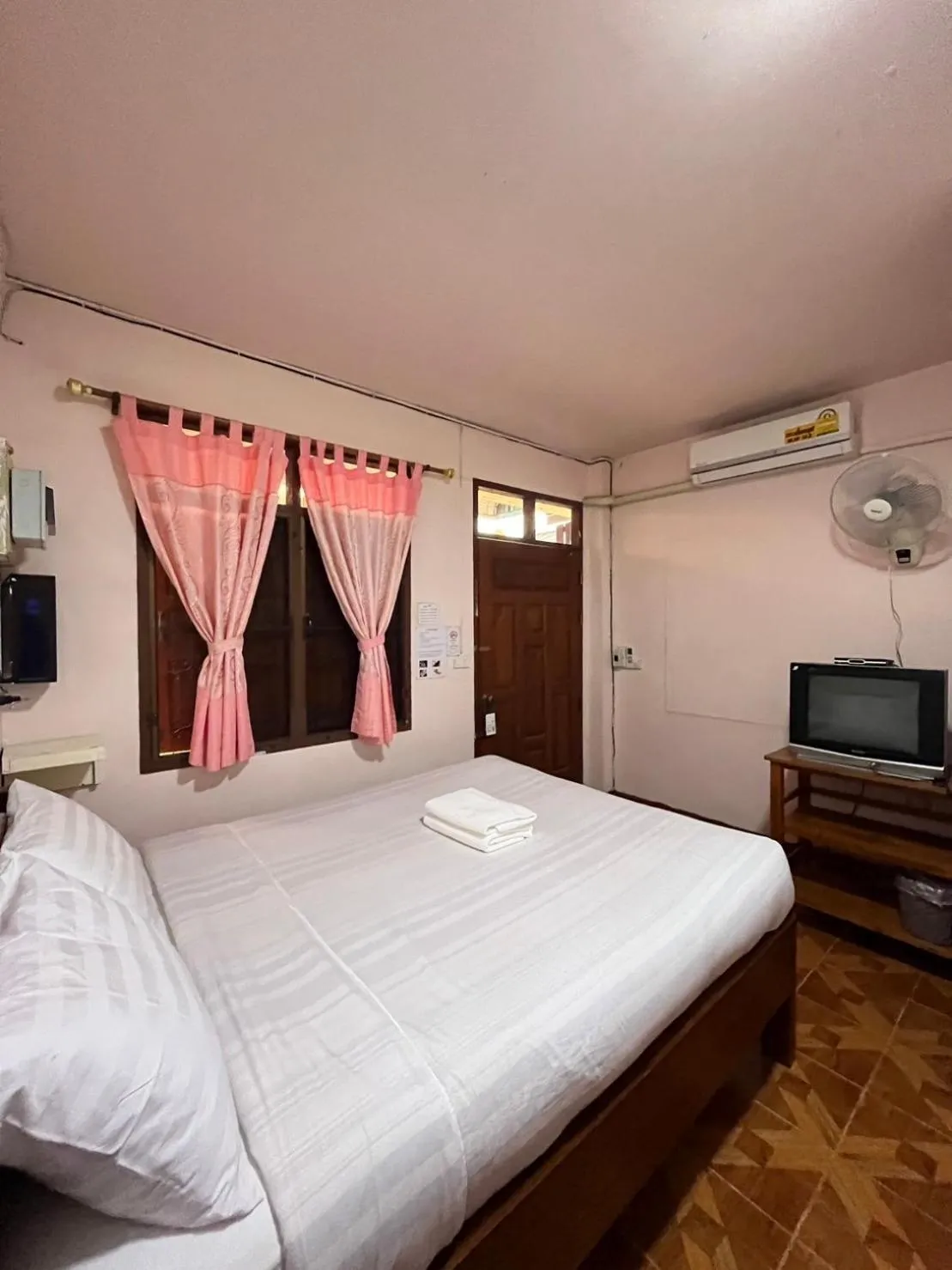 Photo of the whole room, Bed in Happy in Pai