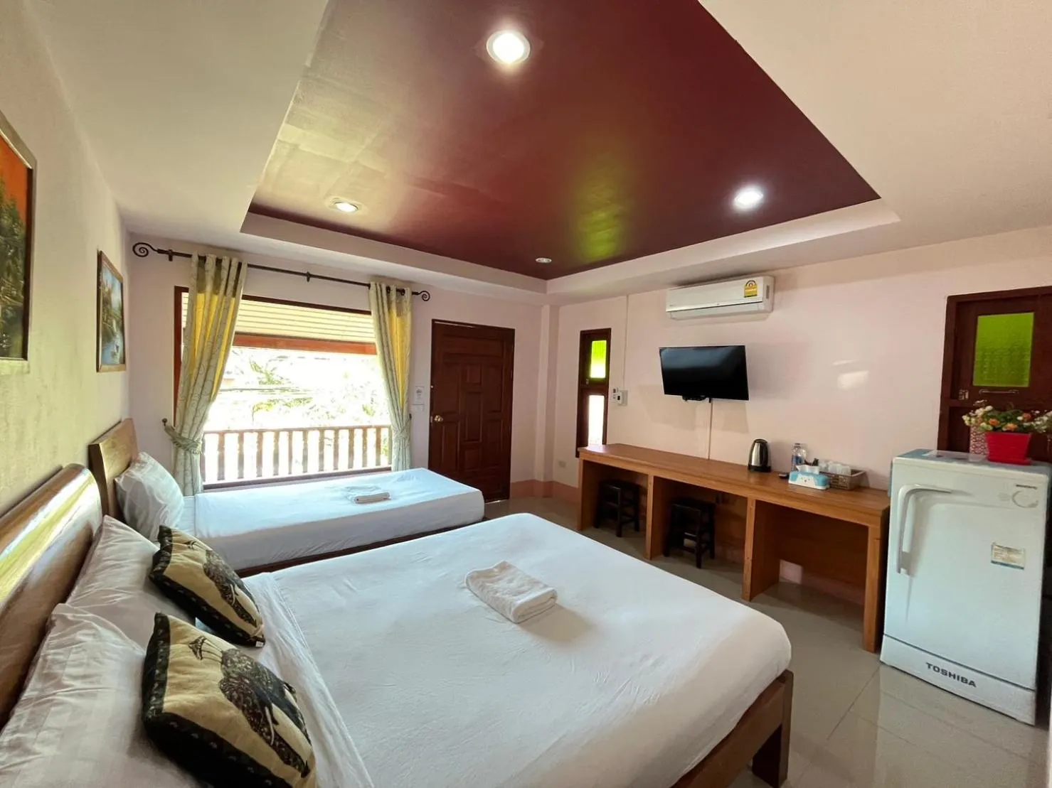 Photo of the whole room, Bed in Happy in Pai