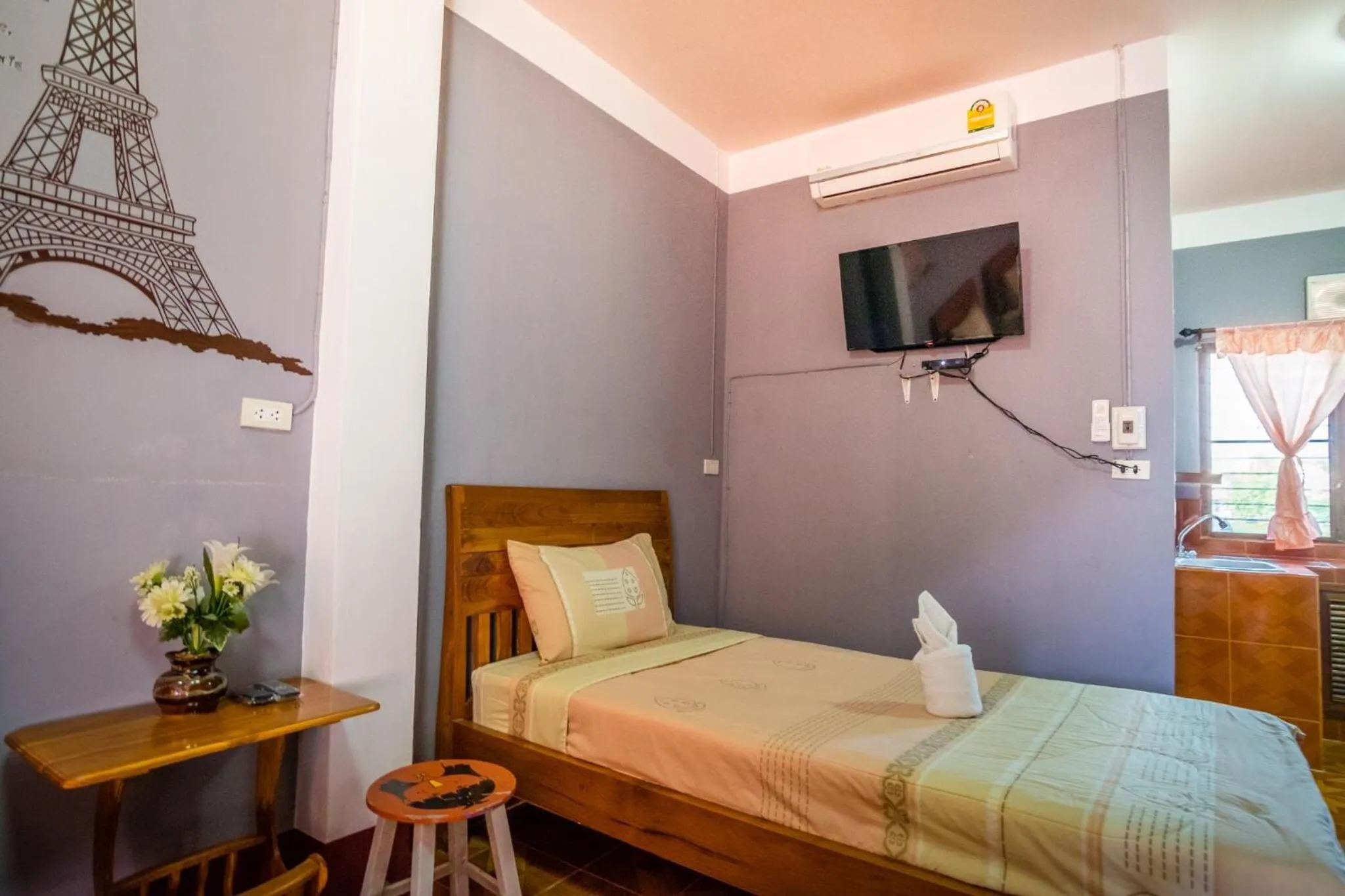 Photo of the whole room, Bed in Happy in Pai