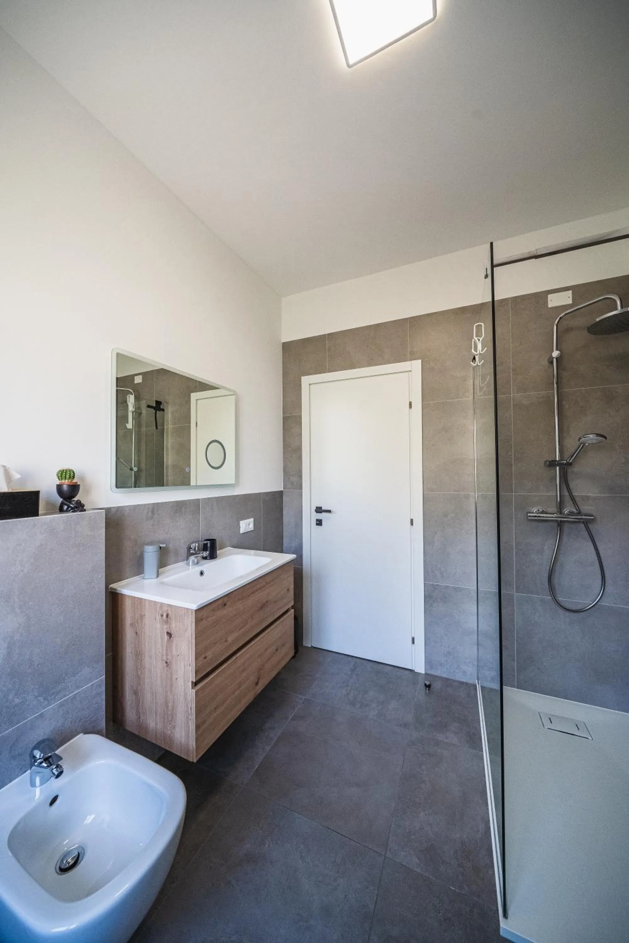 Shower in Outdooredo Garda Apartment