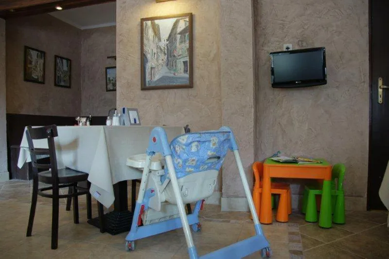 Restaurant/places to eat in Pensjonat Amber