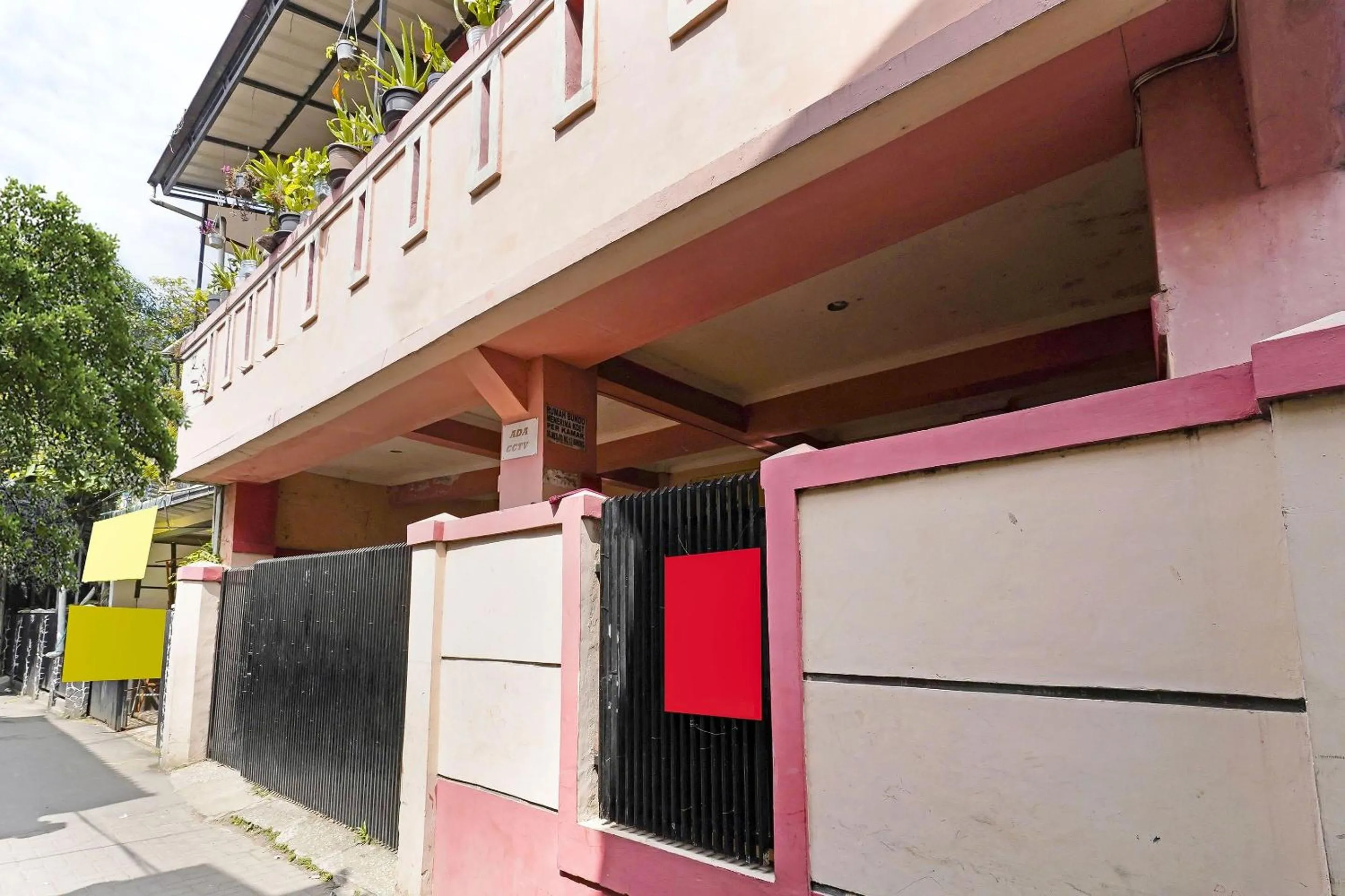 Facade/entrance in Hotel O Rumah Bundo Syariah