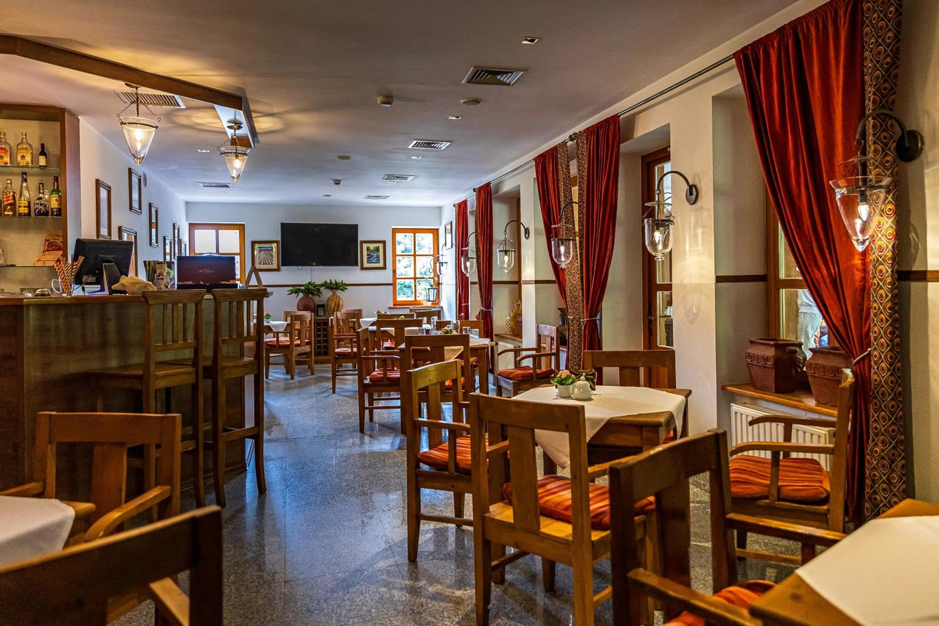 Restaurant/places to eat in Hotel Fero Lux