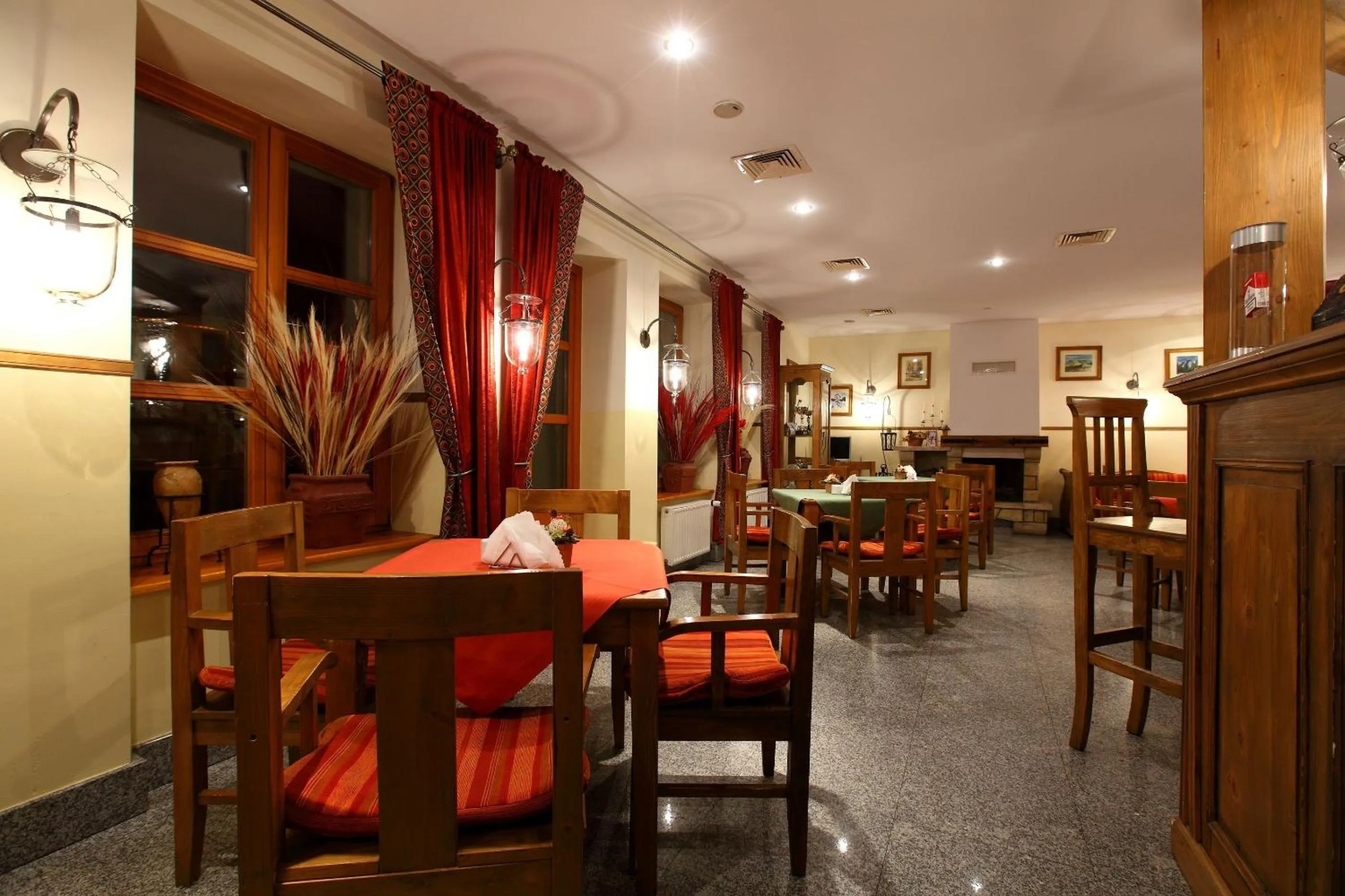 Restaurant/places to eat in Hotel Fero Lux