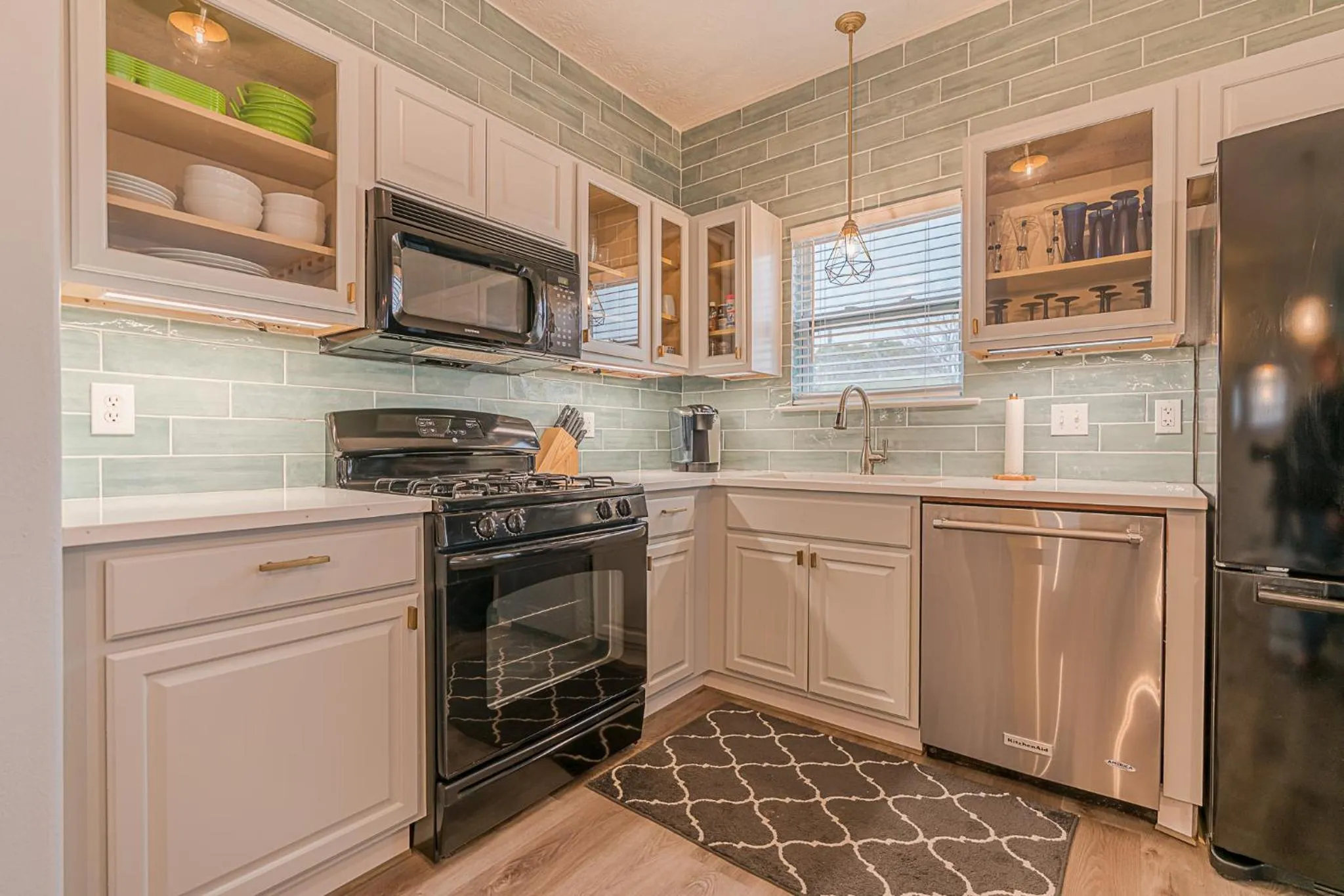 Kitchen or kitchenette in The Blue Flamingo