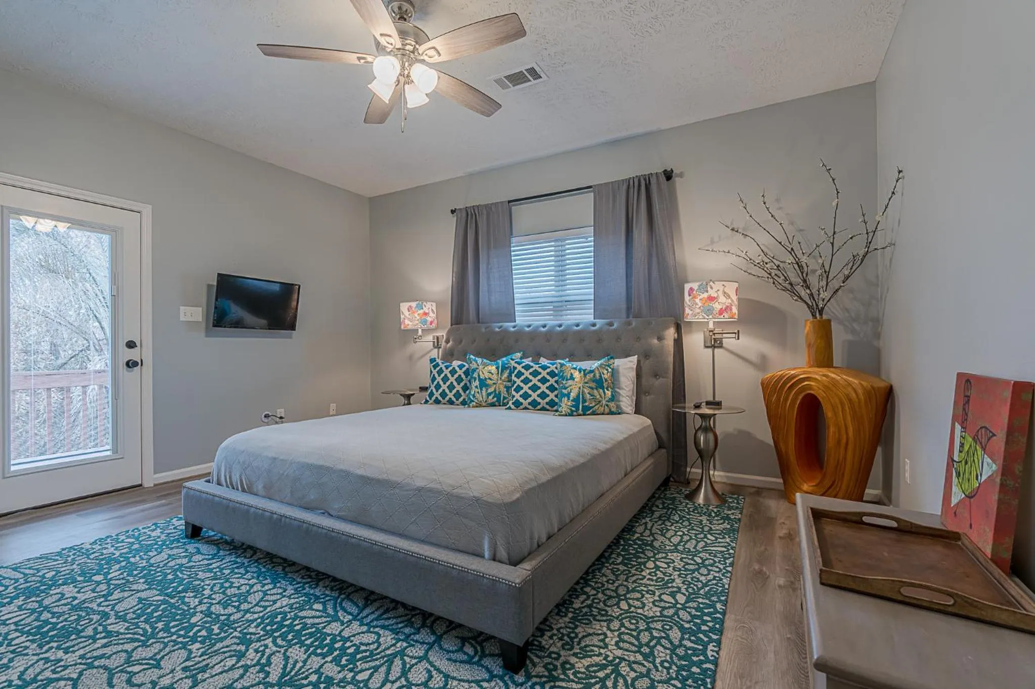 Bedroom, Bed in The Blue Flamingo