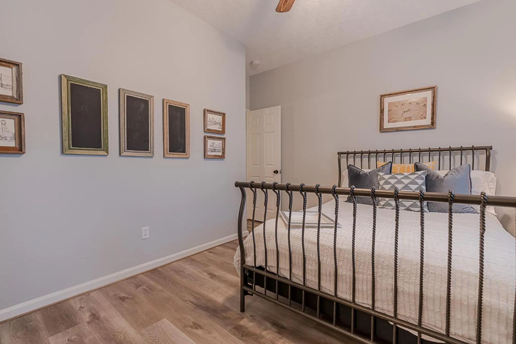 Property building, Bed in The Blue Flamingo