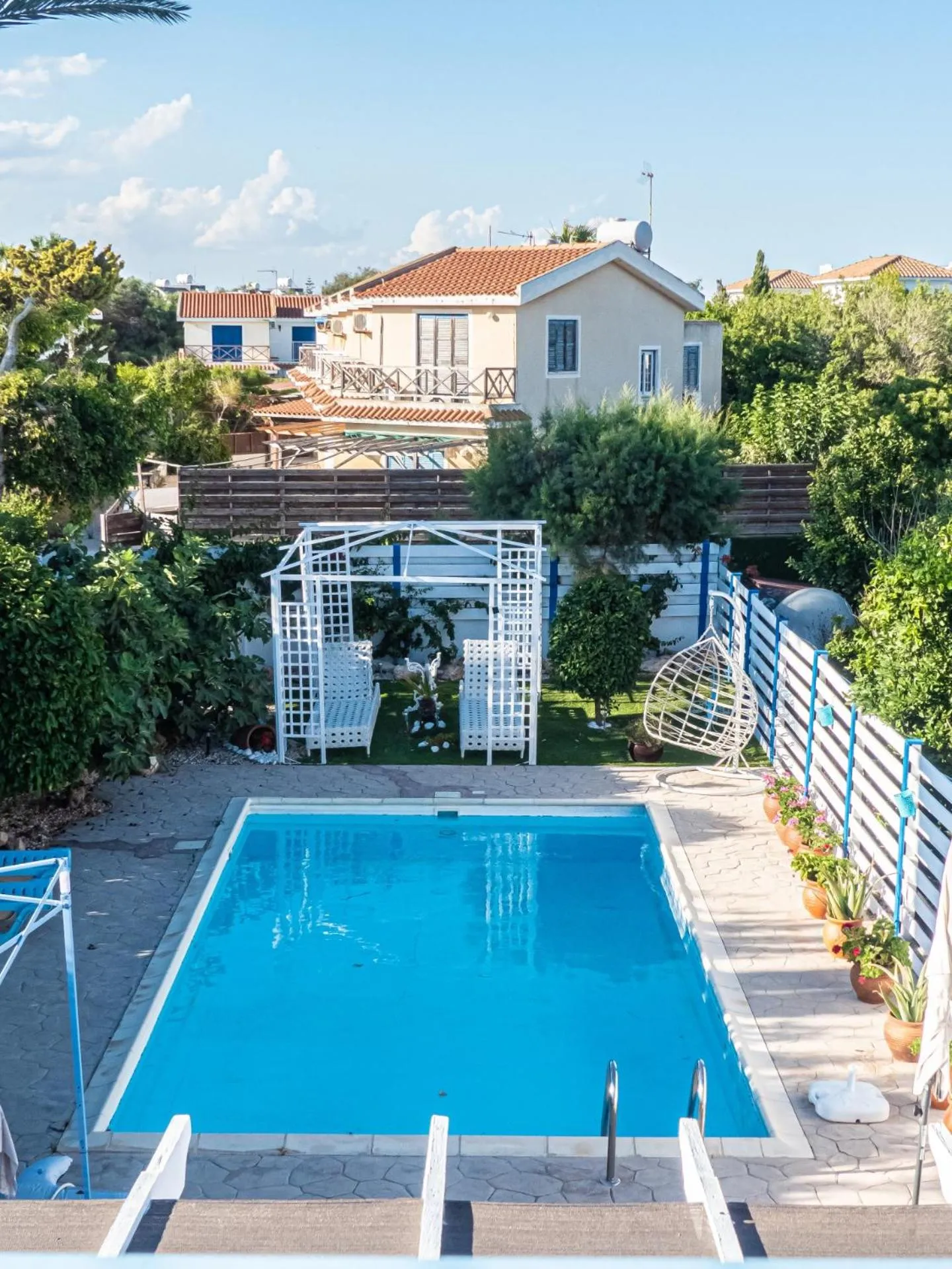 Greek Island Style 2 bedroom Villa with Pool next to the Sea