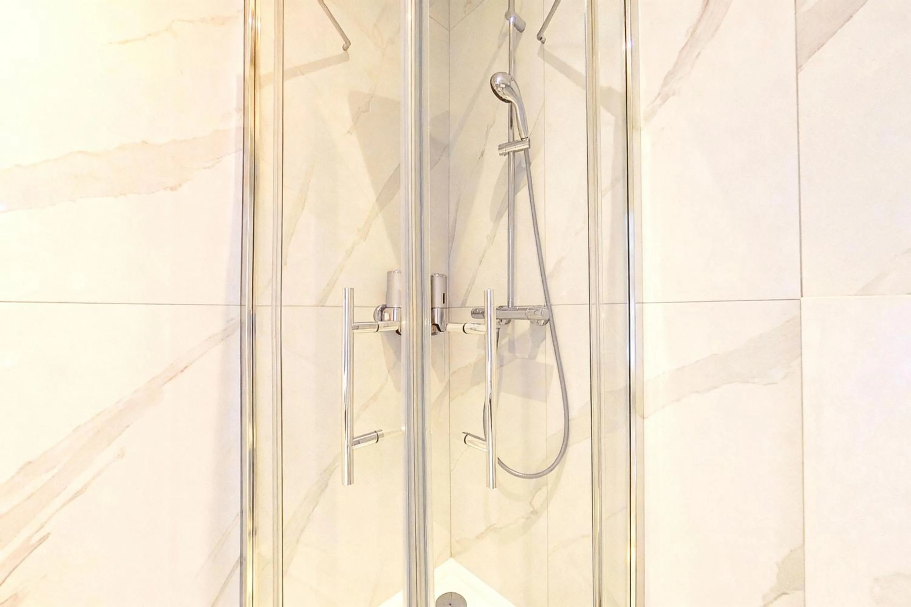 Shower in VILLA MARINA CANNES