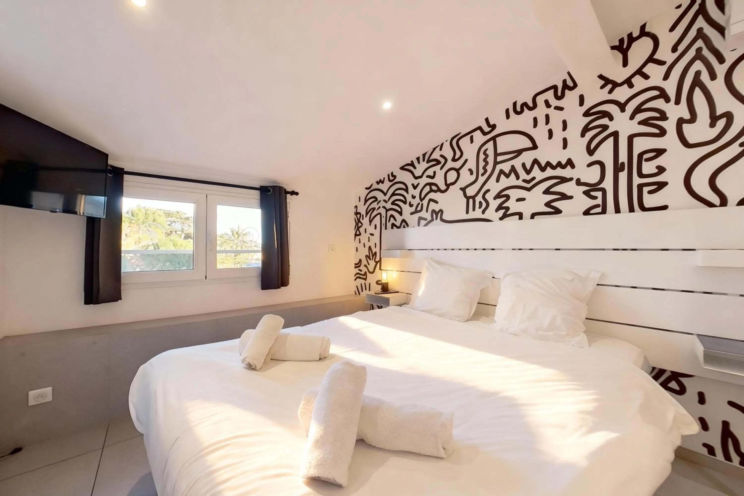 Bed in VILLA MARINA CANNES