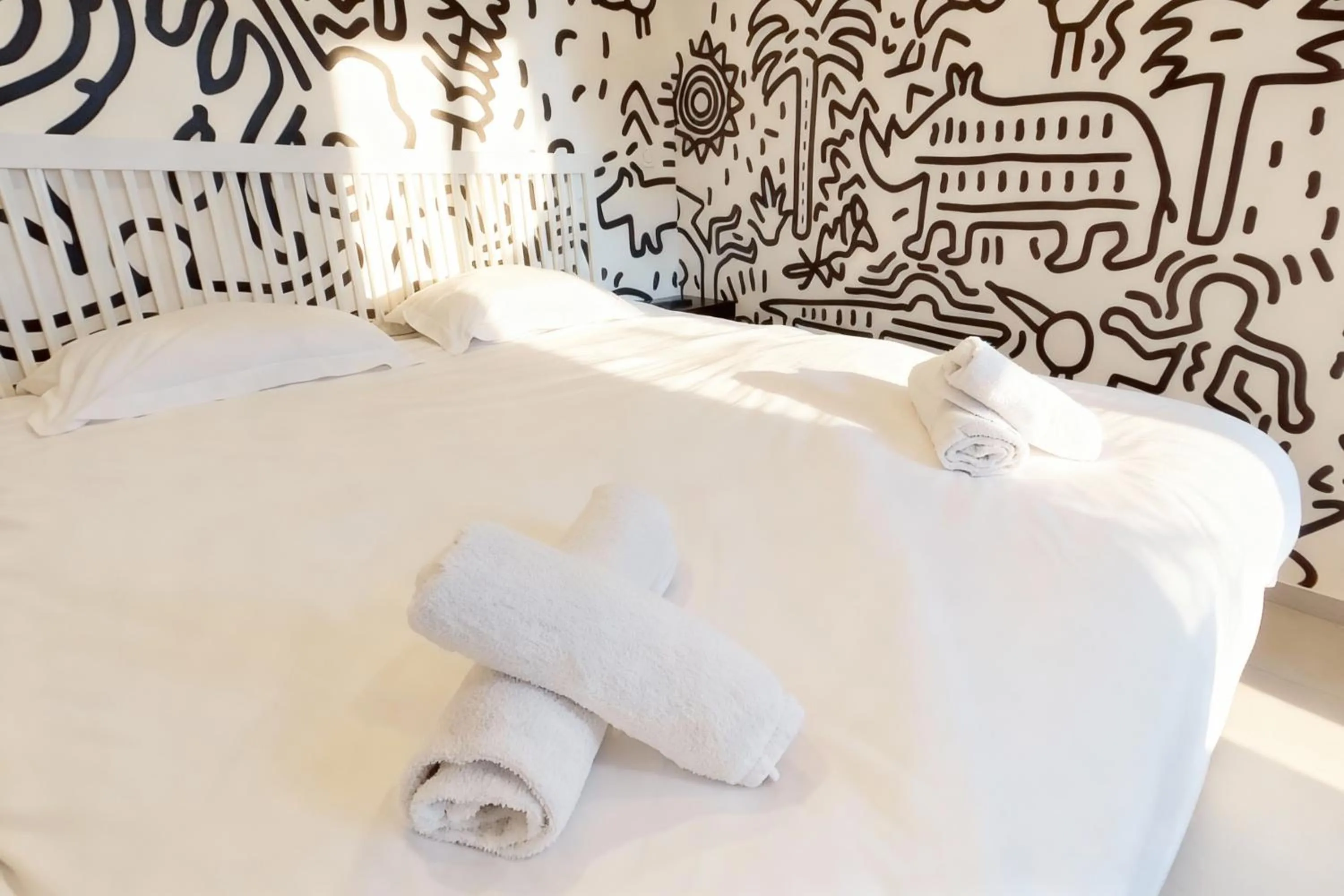 towels, Bed in VILLA MARINA CANNES