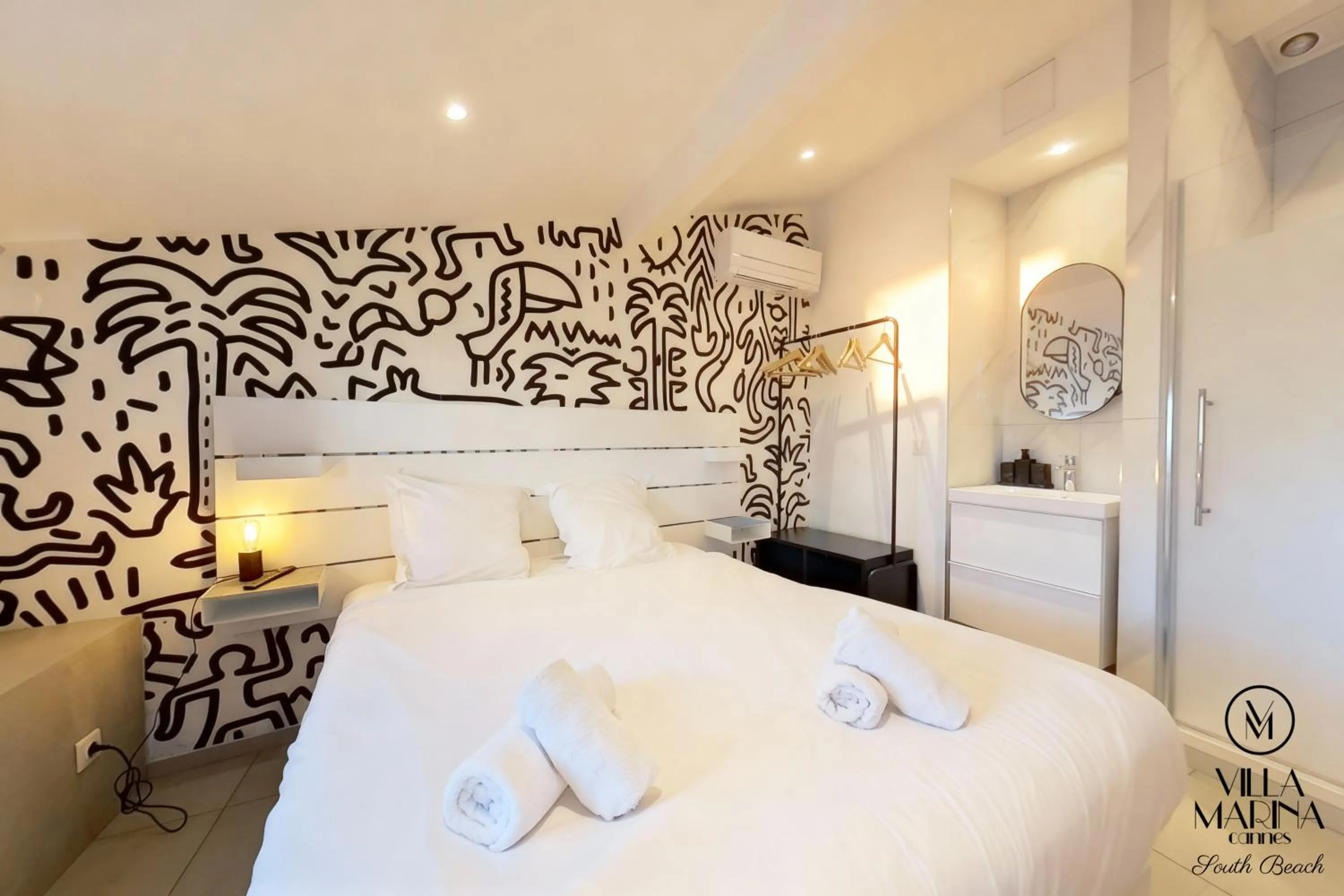 Bed in VILLA MARINA CANNES