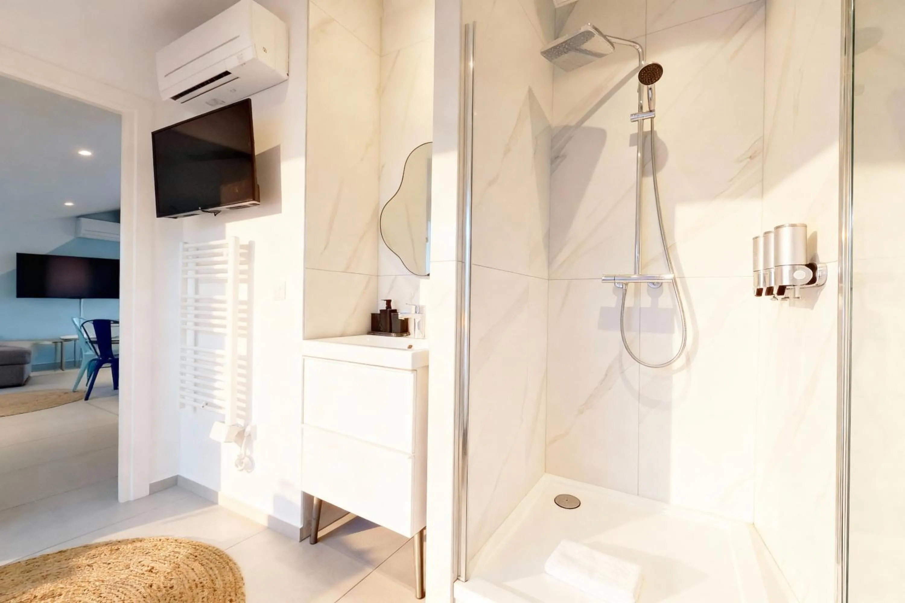Shower in VILLA MARINA CANNES