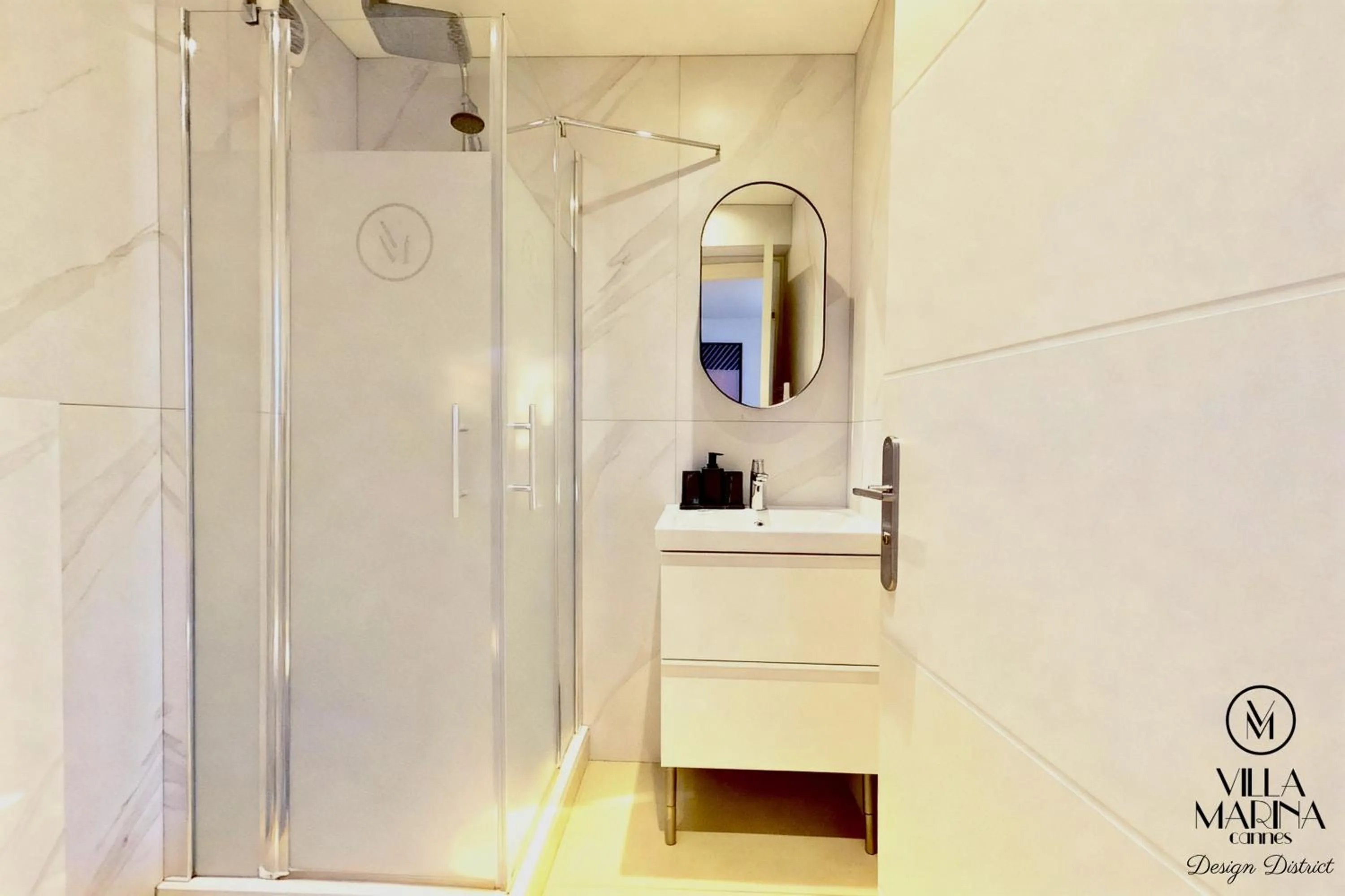 Shower in VILLA MARINA CANNES