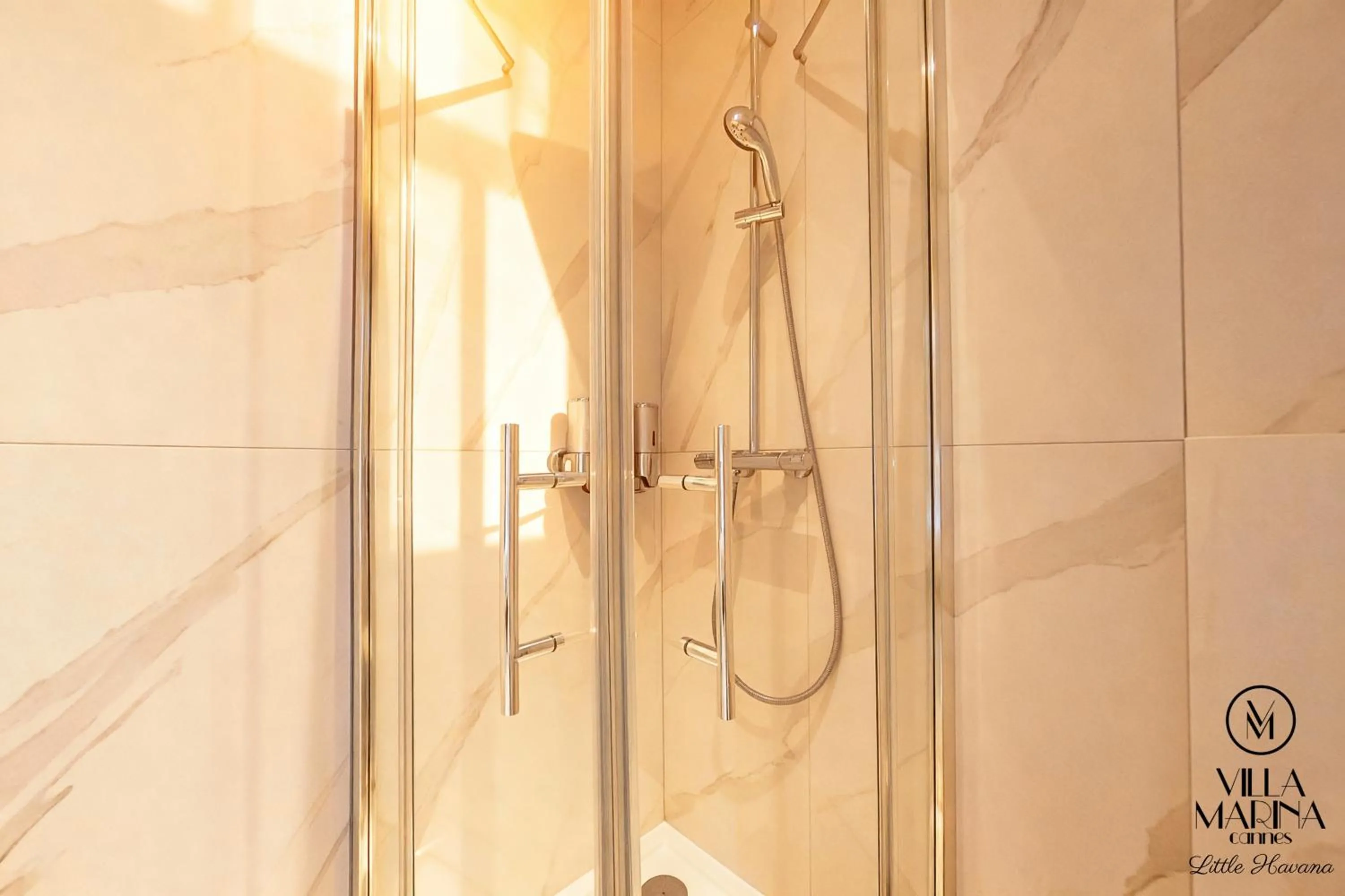 Shower in VILLA MARINA CANNES