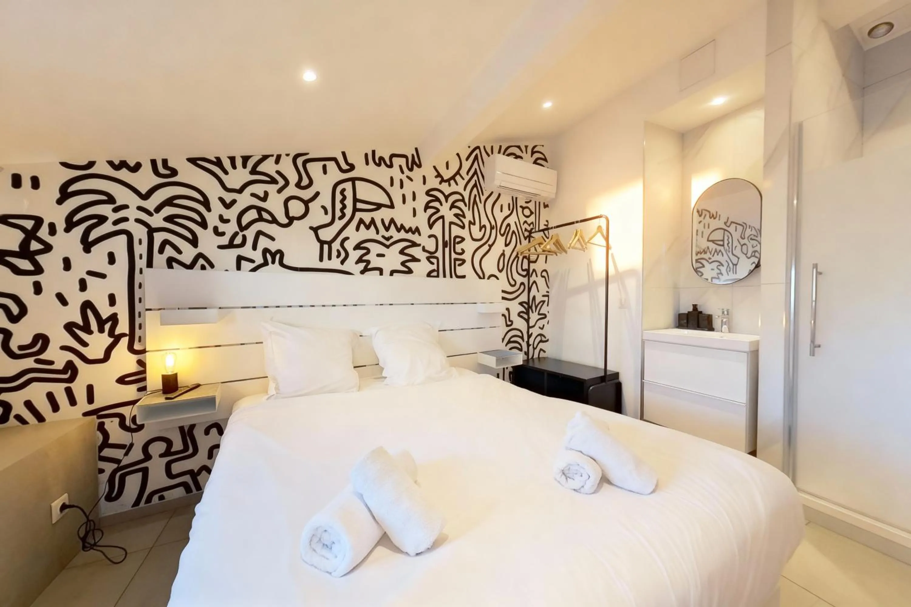 Bed in VILLA MARINA CANNES