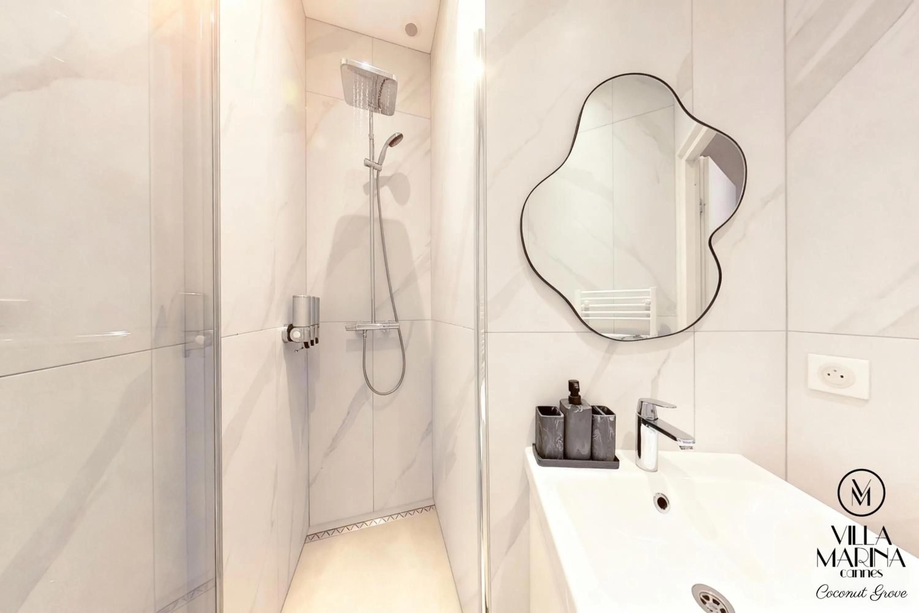 Shower in VILLA MARINA CANNES