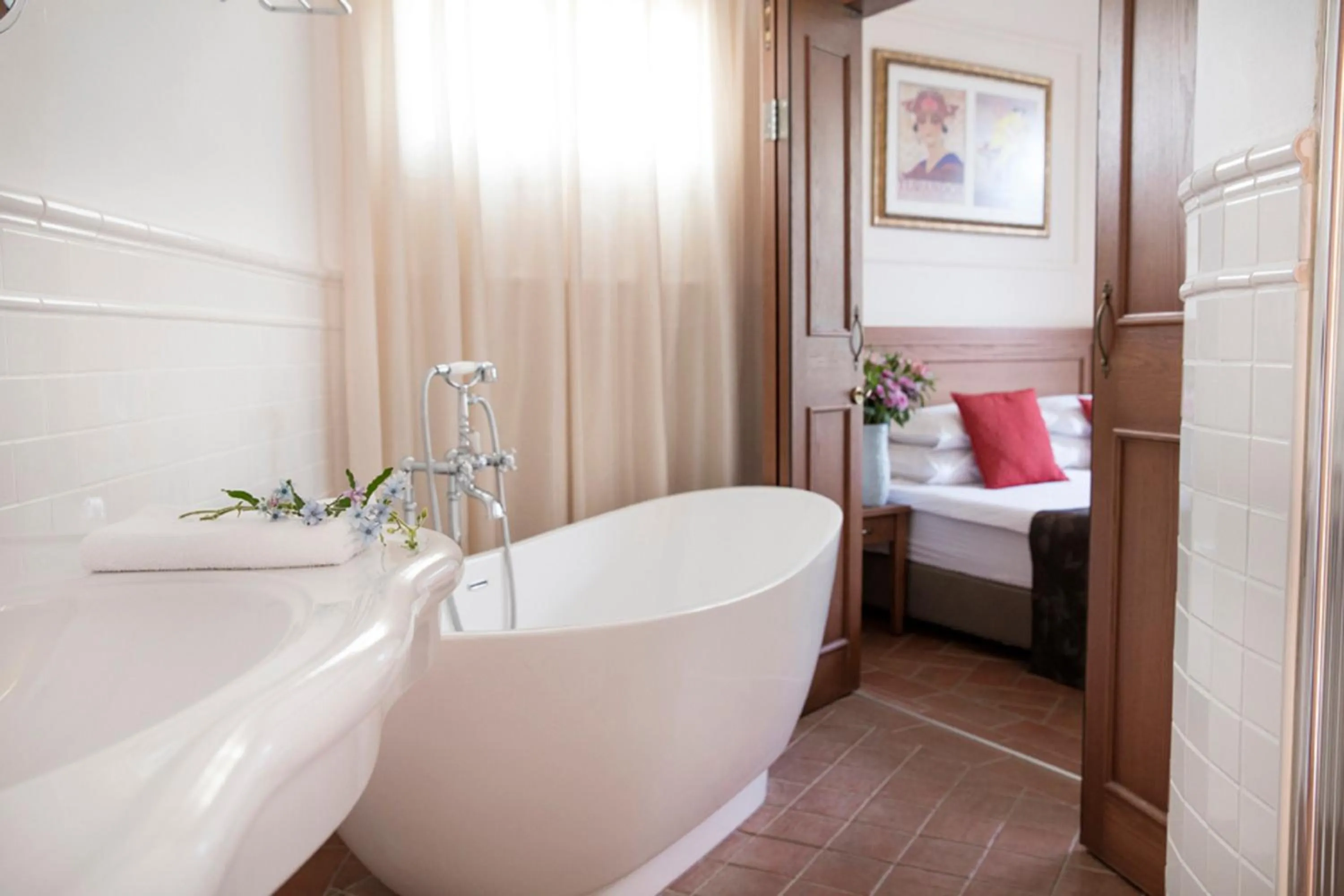 Bathroom, Bed in Pastoral Hotel - Kfar Blum