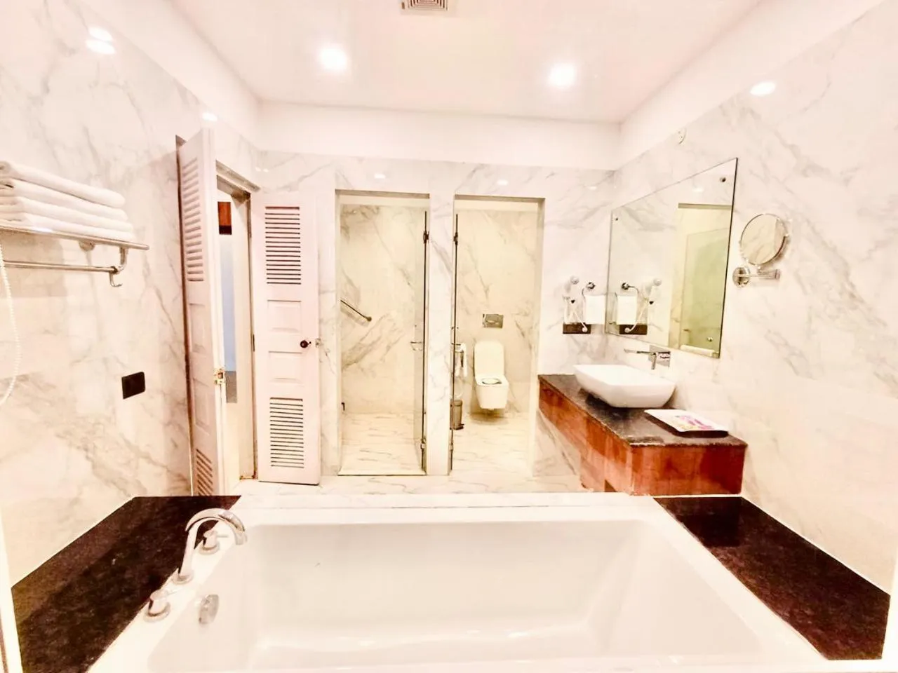 Bath, Bathroom in Seven Hills Hotel