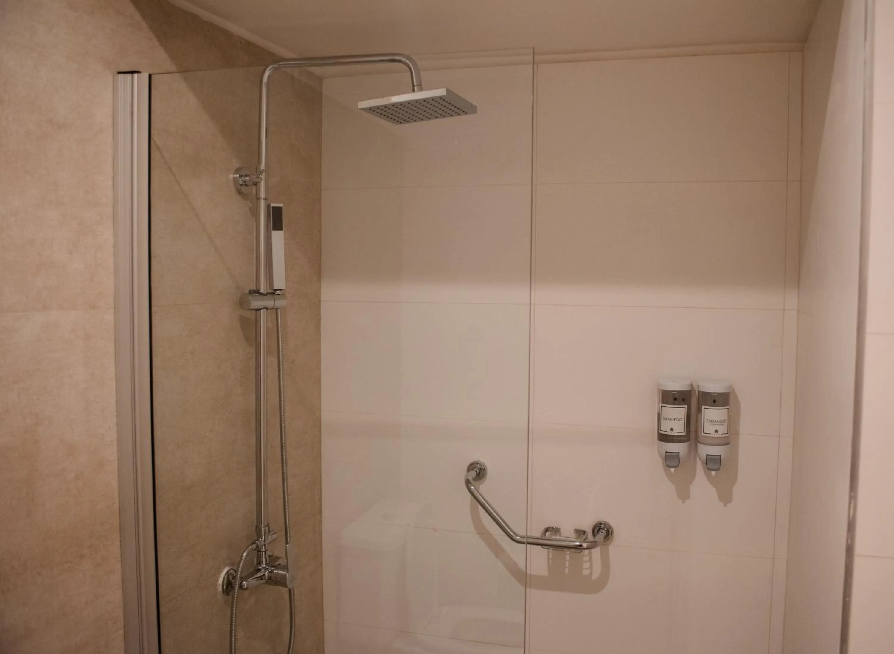 Shower in Gran Hotel Dakar