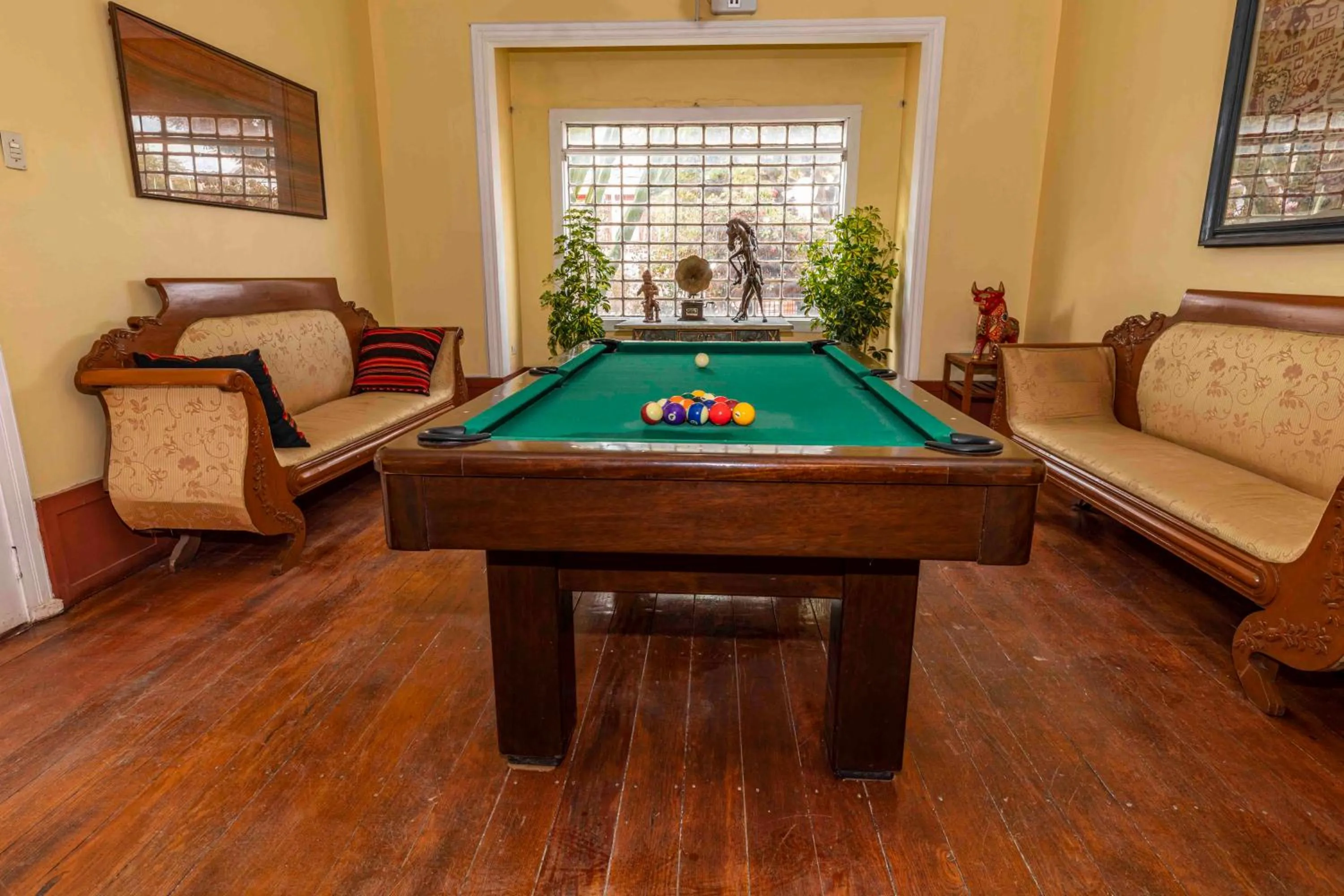 Communal lounge/ TV room in Eco Inn