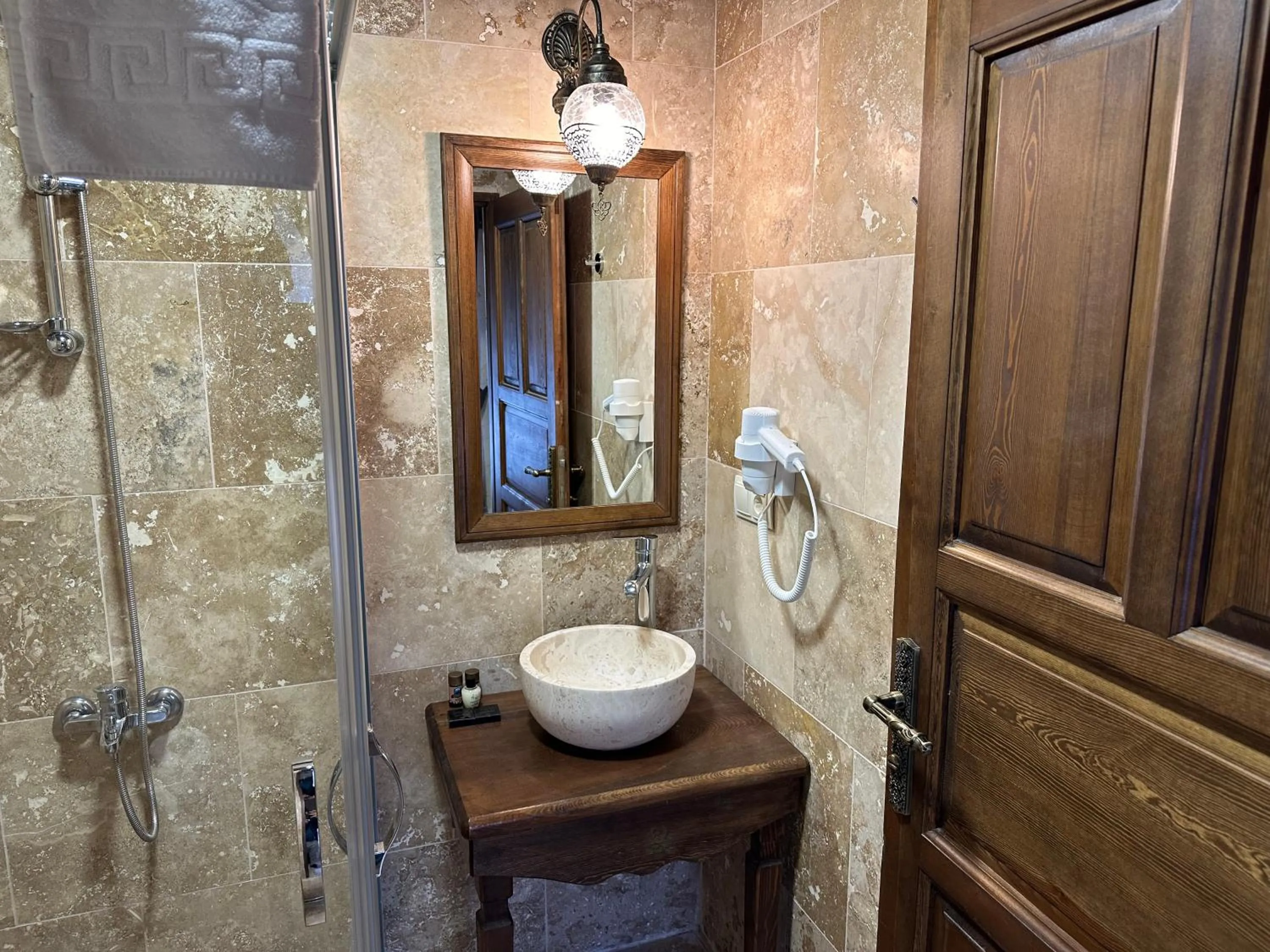 Shower in Virtus Cappadocia Hotel Göreme