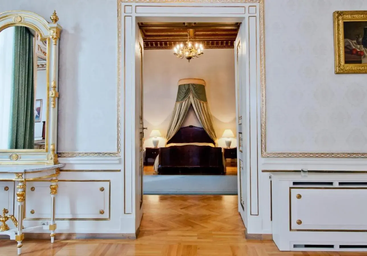 Bedroom, Bed in Grand Hotel Bedroom, Bed in Grand Hotel