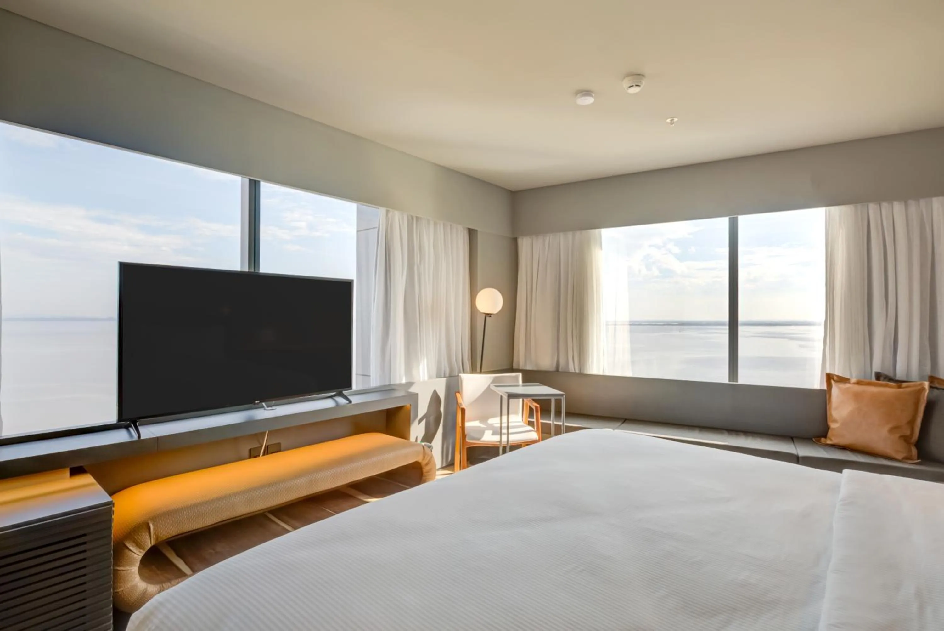 Photo of the whole room, Bed in DoubleTree by Hilton Porto Alegre