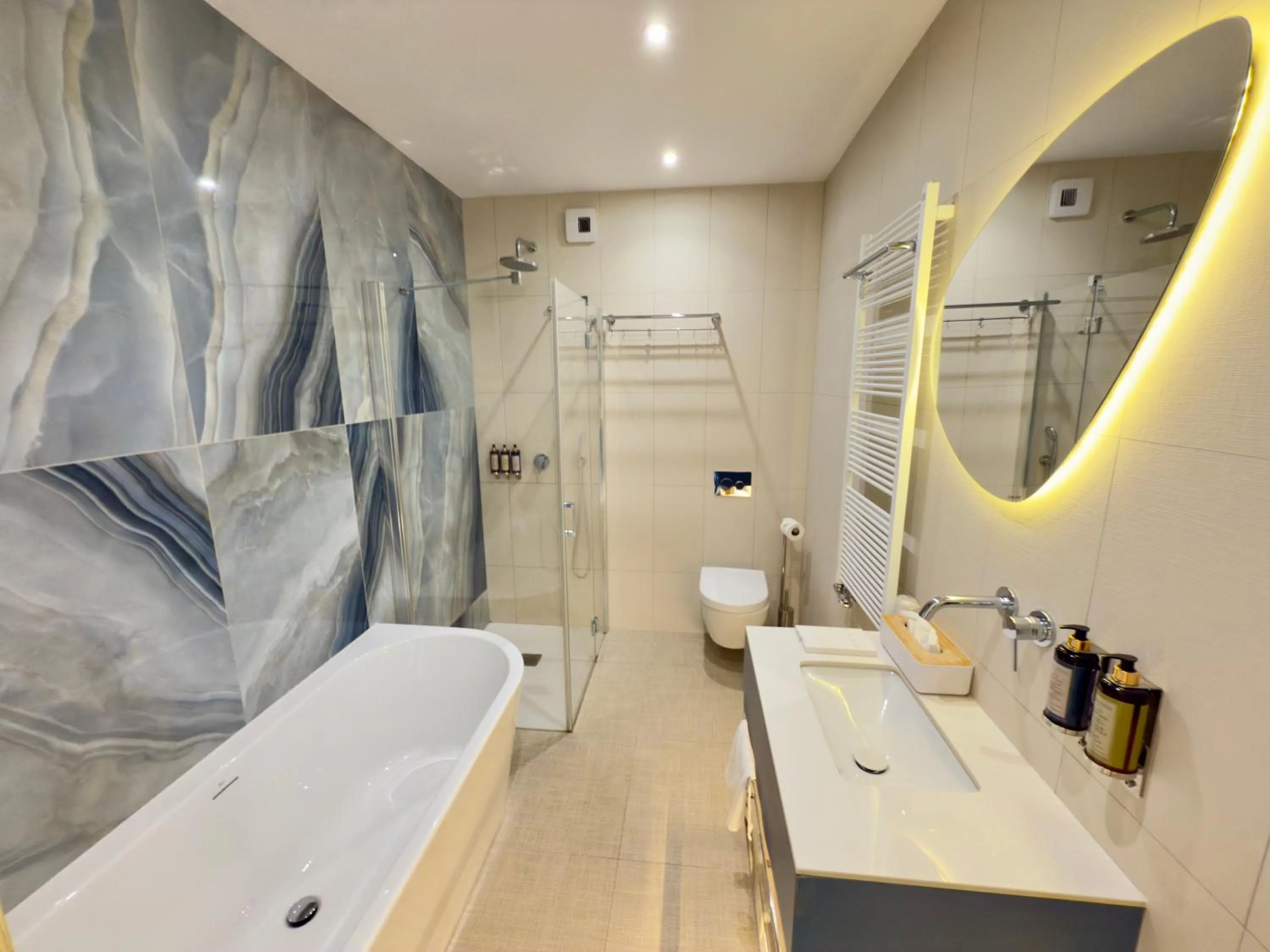 Shower in Hotel Zhong Hua