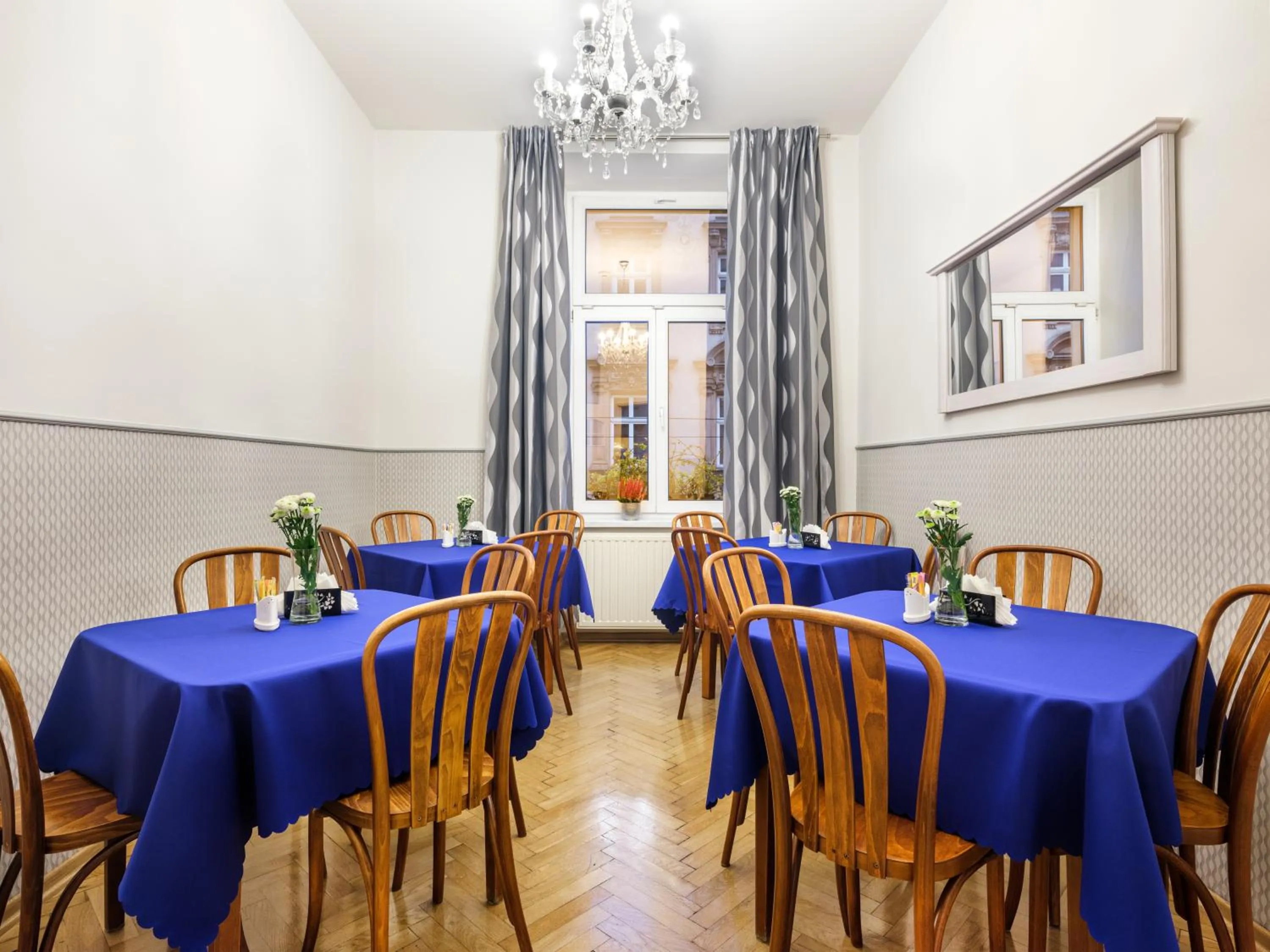 Dining area in Kosmopolita Rooms