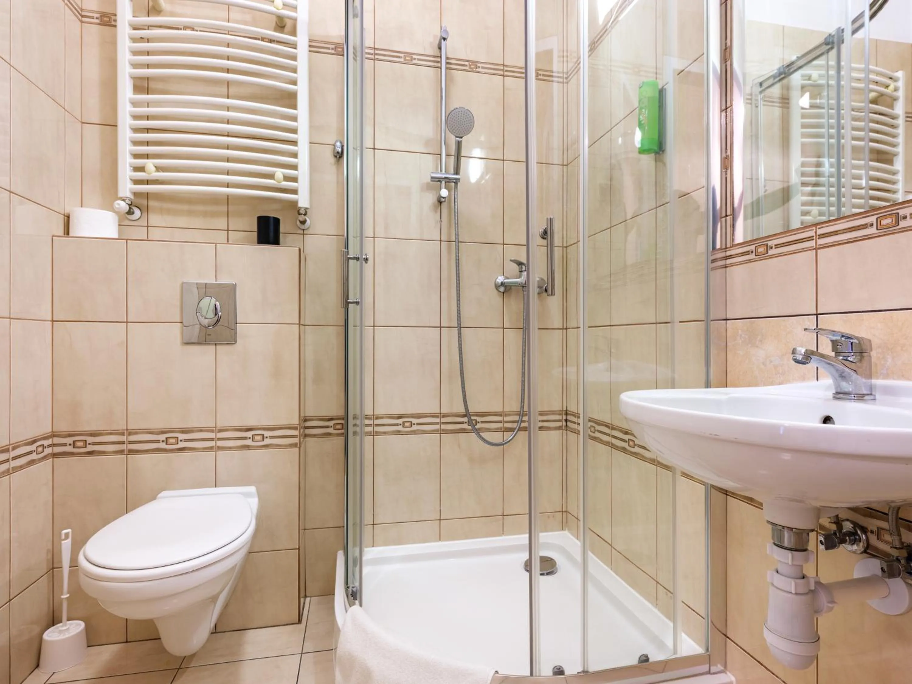 Shower in Kosmopolita Rooms