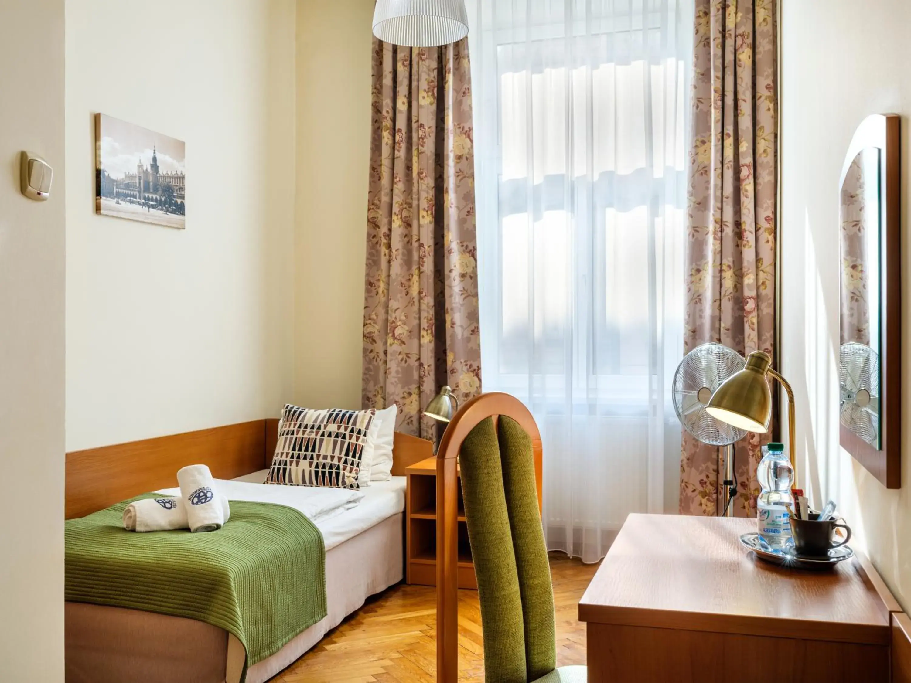 Photo of the whole room, Bed in Kosmopolita Rooms Photo of the whole room, Bed in Kosmopolita Rooms