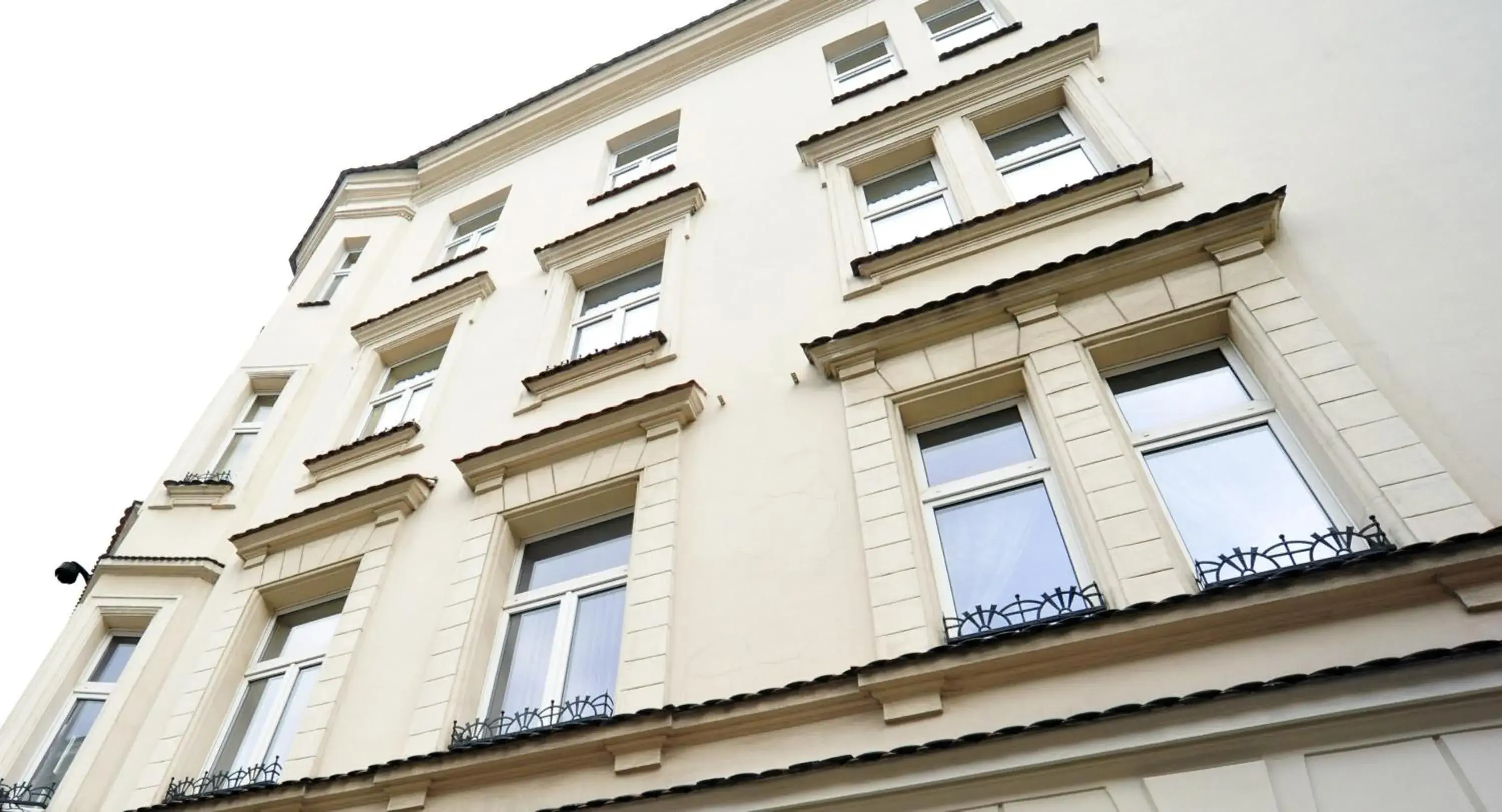 Property building in Kosmopolita Rooms Property building in Kosmopolita Rooms