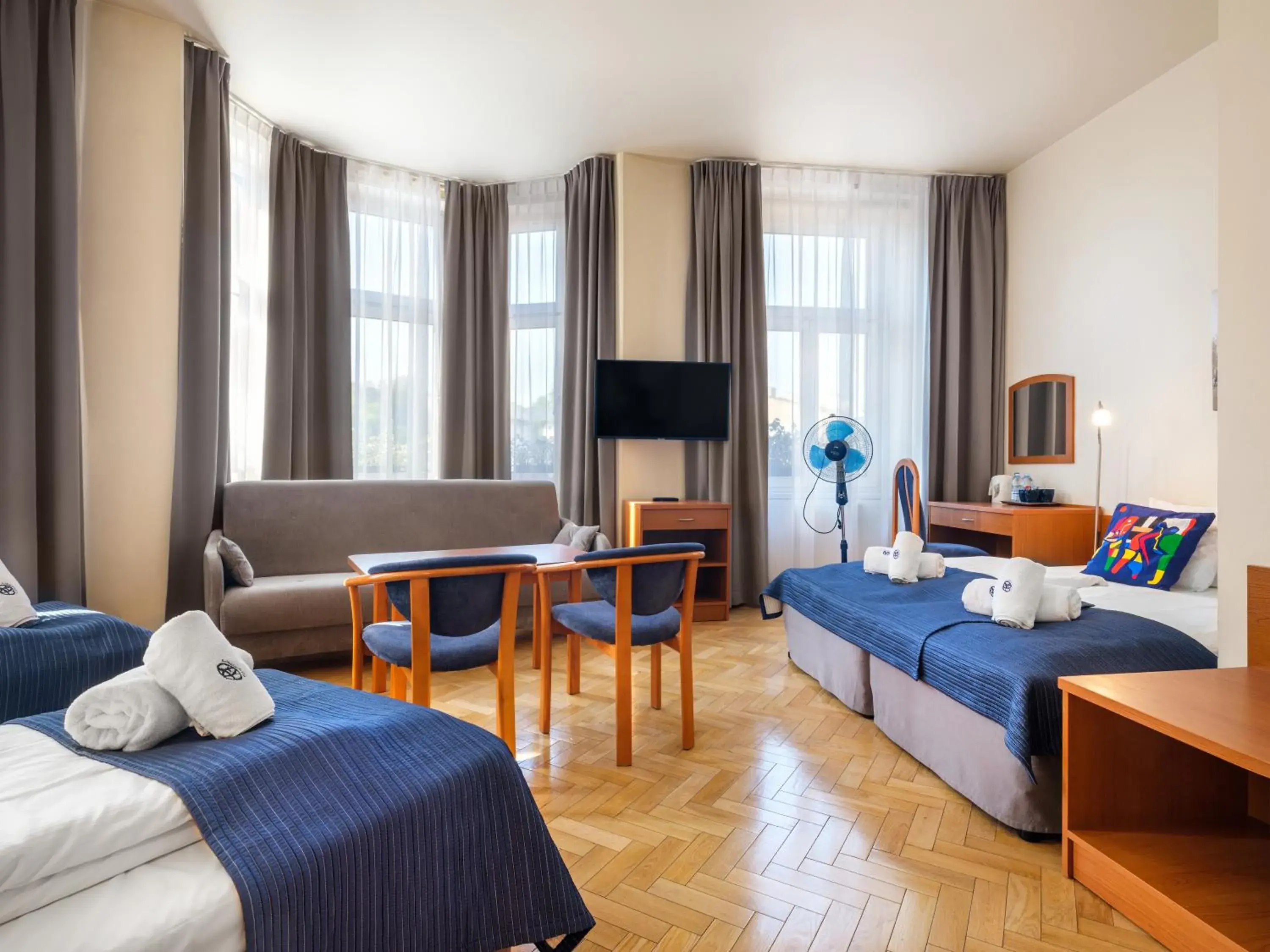 Photo of the whole room, Bed in Kosmopolita Rooms Photo of the whole room, Bed in Kosmopolita Rooms