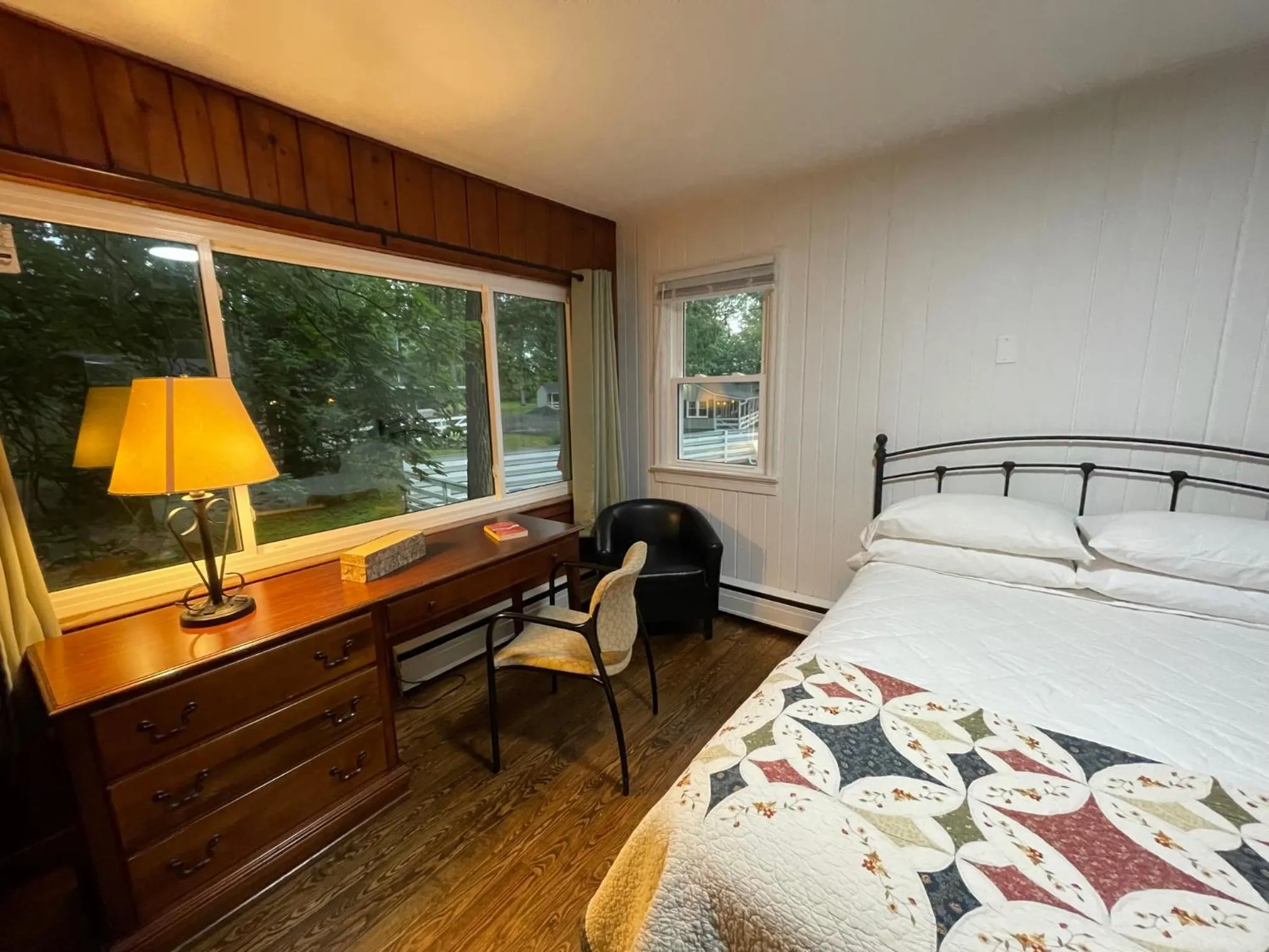 Photo of the whole room, Bed in New Hope Lodge