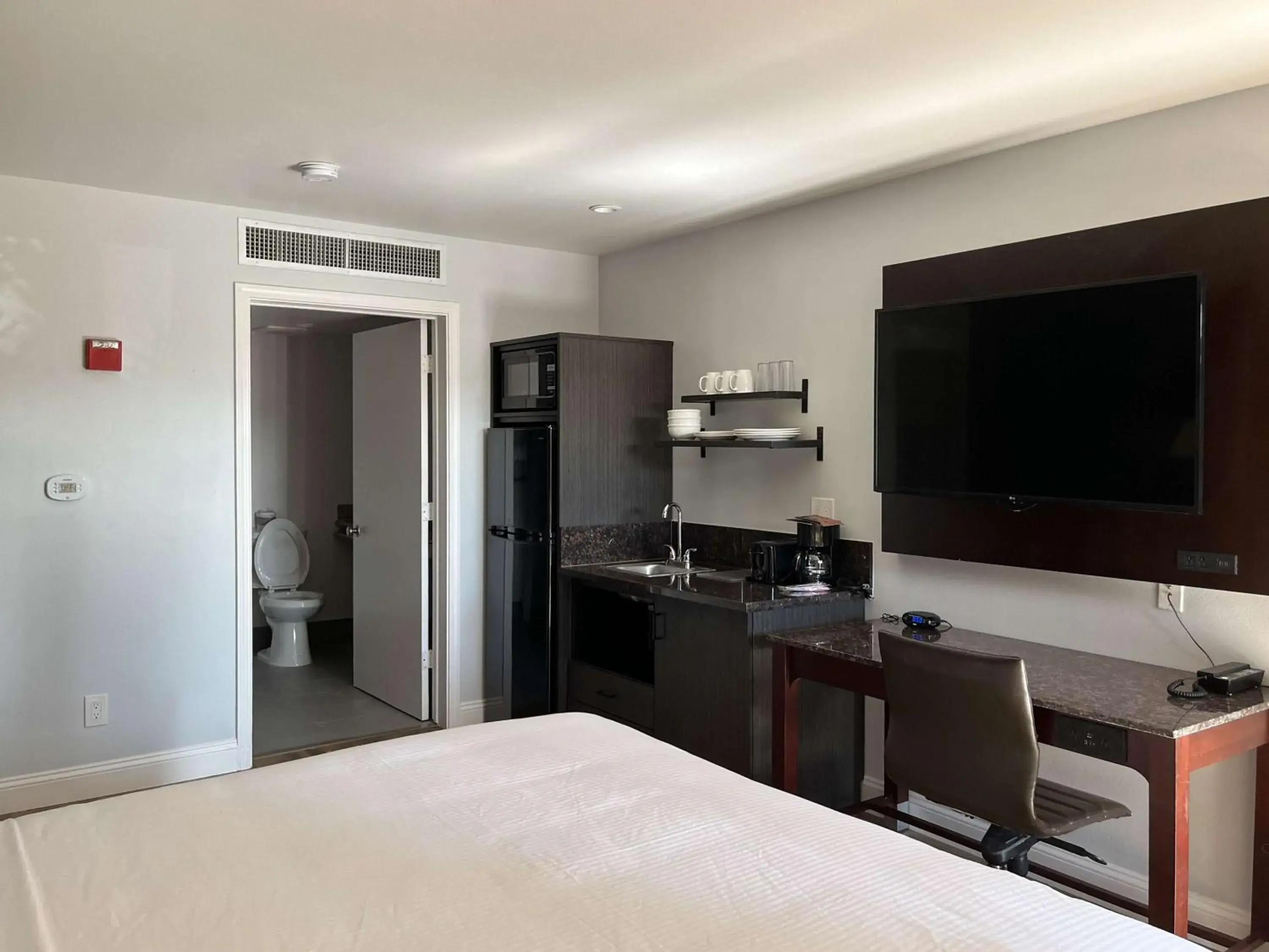 Bedroom, Bed in Studio 6 Vallejo CA Napa Valley Bedroom, Bed in Studio 6 Vallejo CA Napa Valley