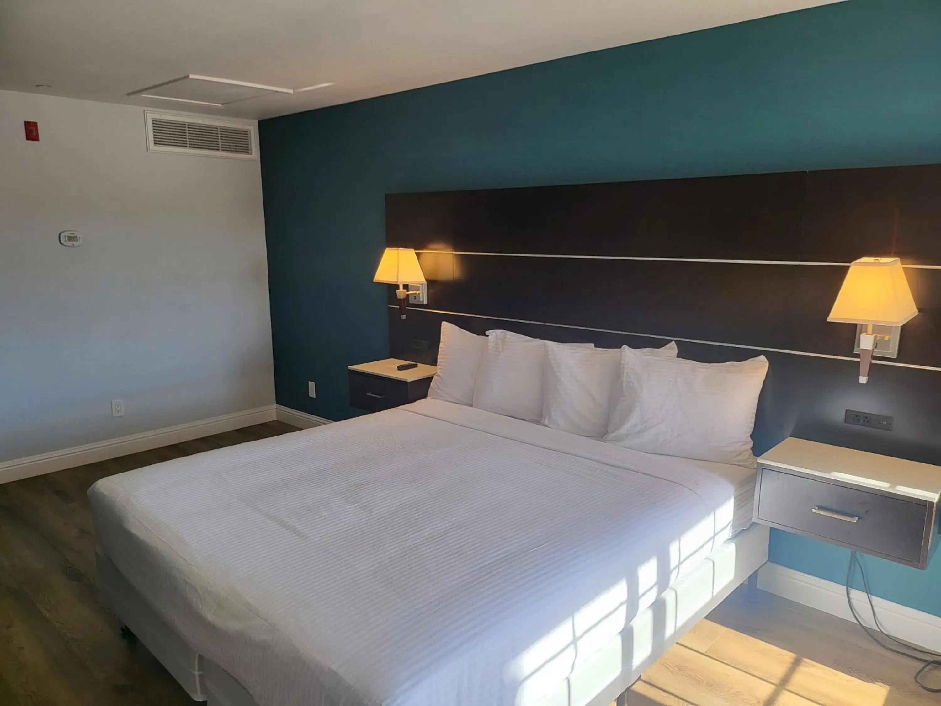 Bedroom, Bed in Studio 6 Vallejo CA Napa Valley Bedroom, Bed in Studio 6 Vallejo CA Napa Valley