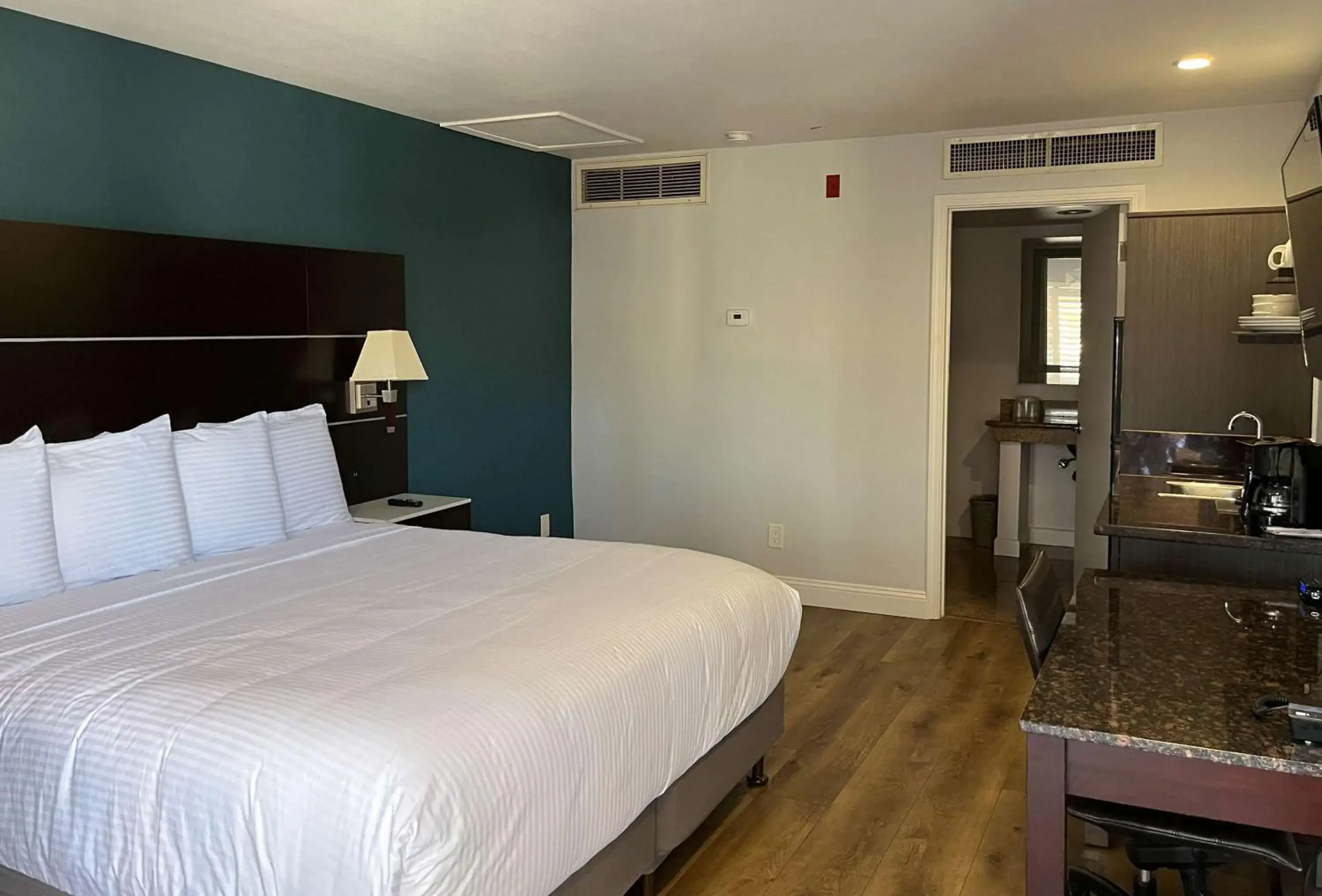 King Room with Roll-in Shower - single occupancy - Disability Access - Non-Smoking in Studio 6 Vallejo CA Napa Valley King Room with Roll-in Shower - single occupancy - Disability Access - Non-Smoking in Studio 6 Vallejo CA Napa Valley