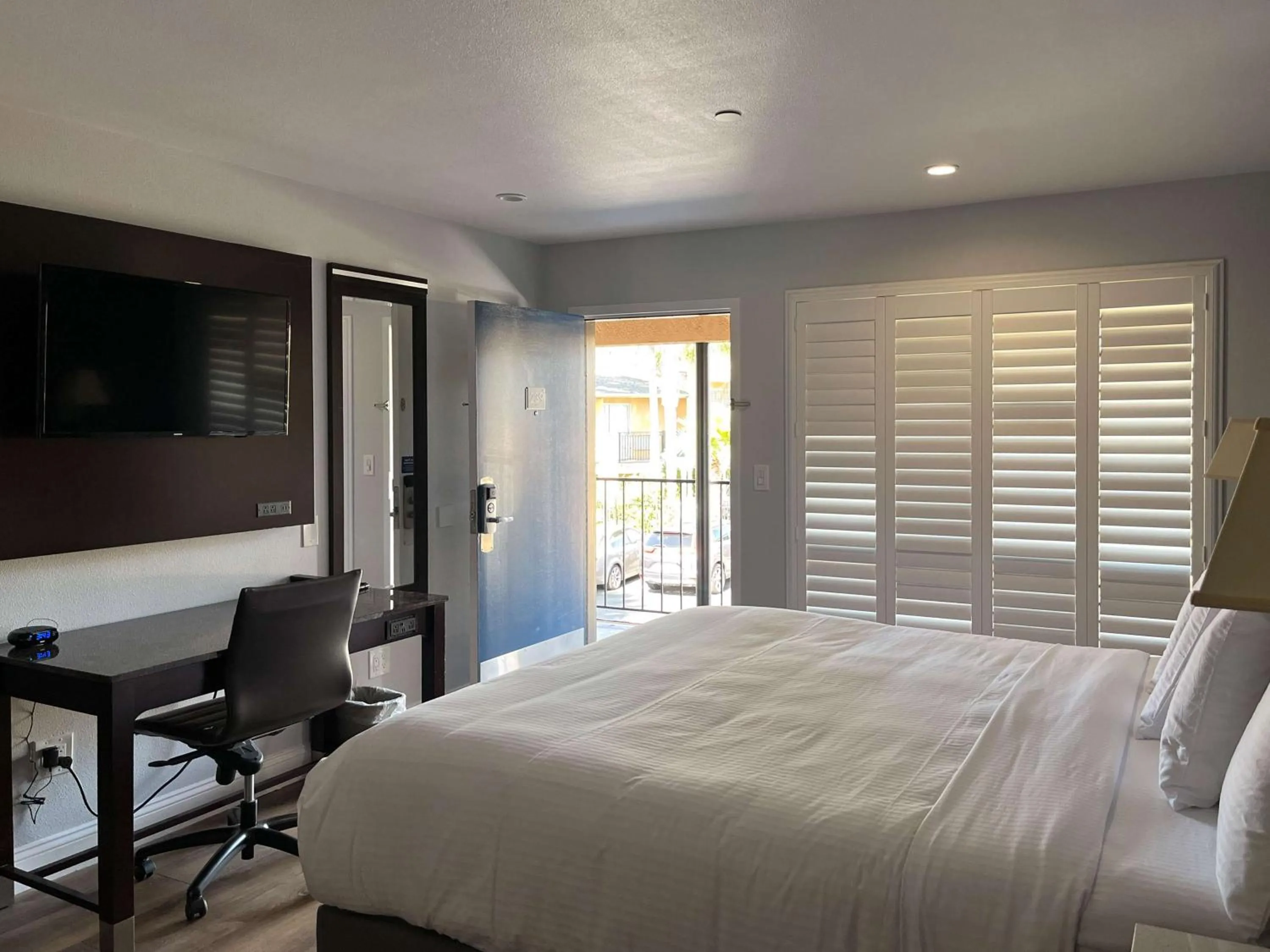 Bedroom, Bed in Studio 6 Vallejo CA Napa Valley