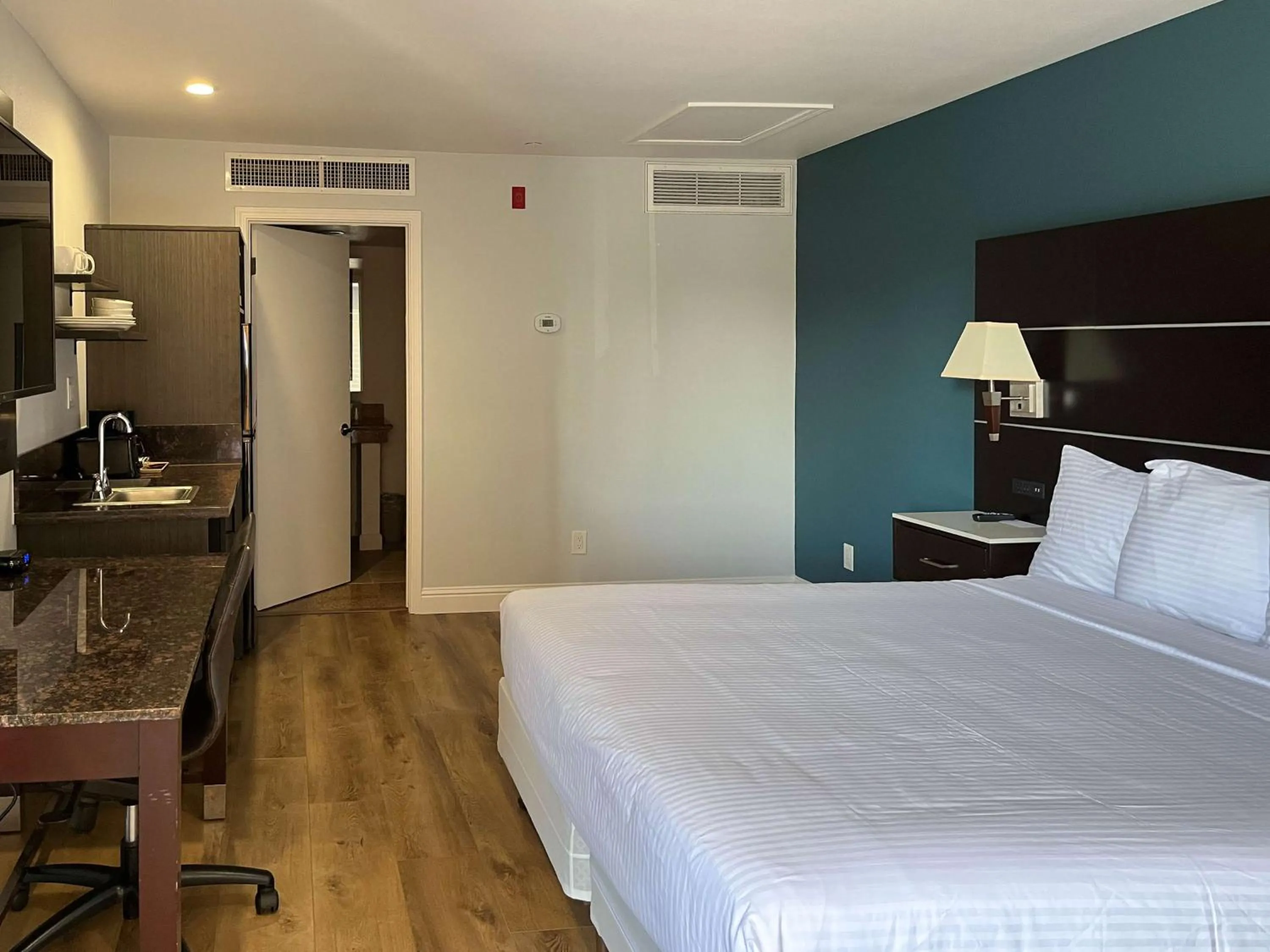 Bedroom, Bed in Studio 6 Vallejo CA Napa Valley