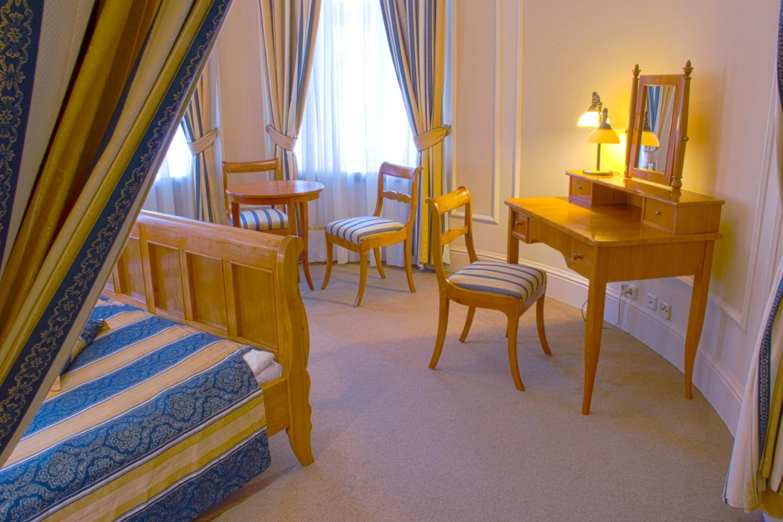 Photo of the whole room, Bed in Pałac Paulinum