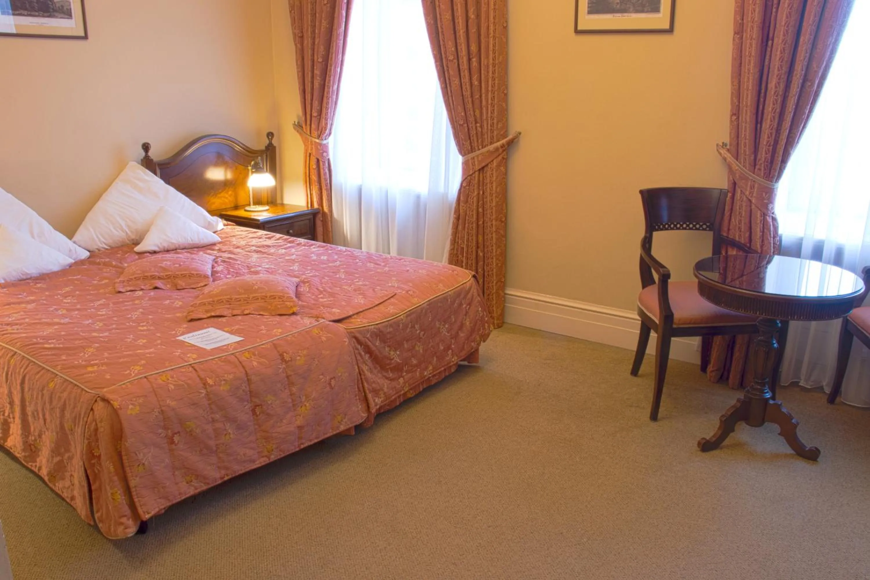 Photo of the whole room, Bed in Pałac Paulinum