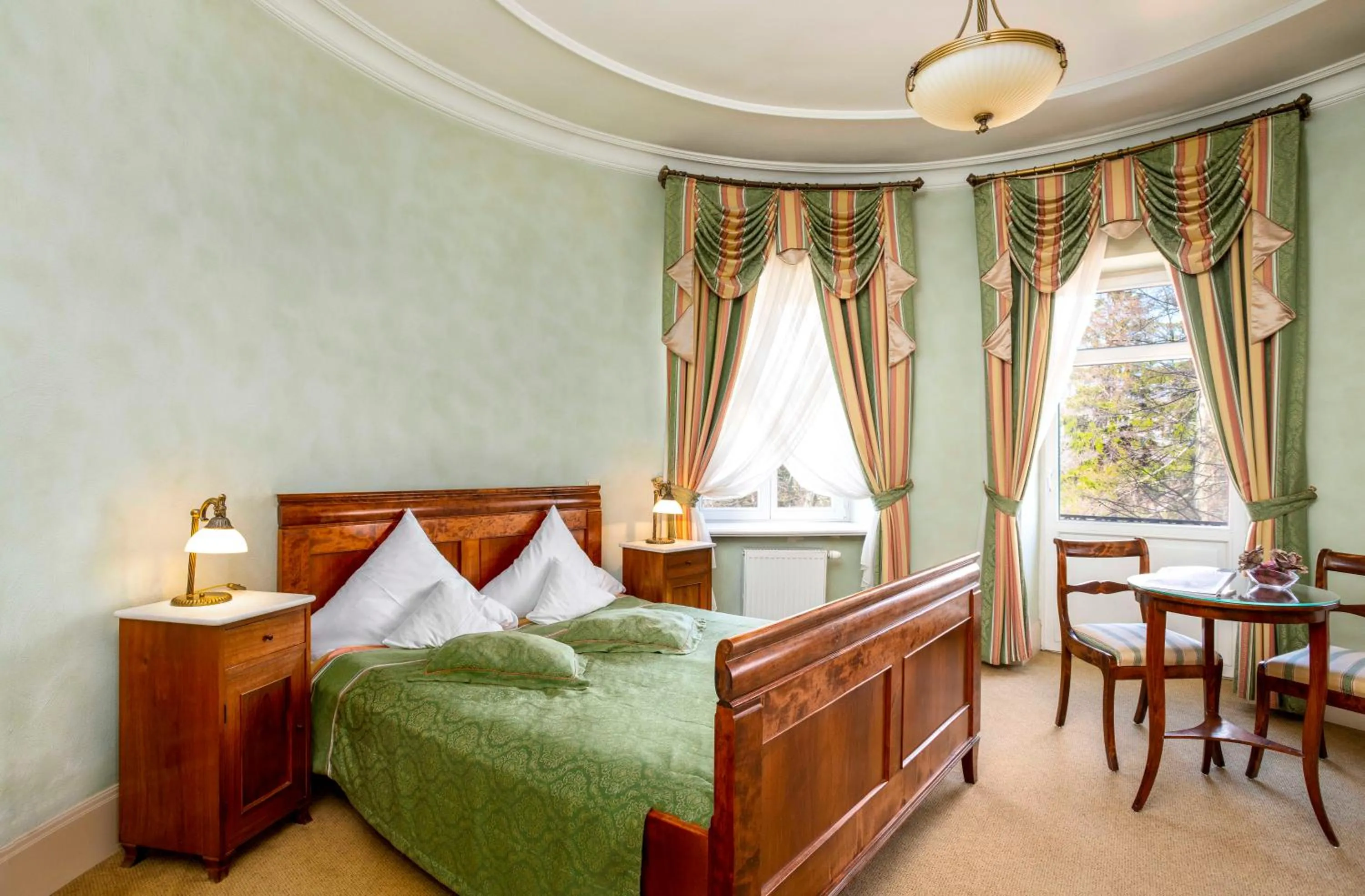 Photo of the whole room, Bed in Pałac Paulinum