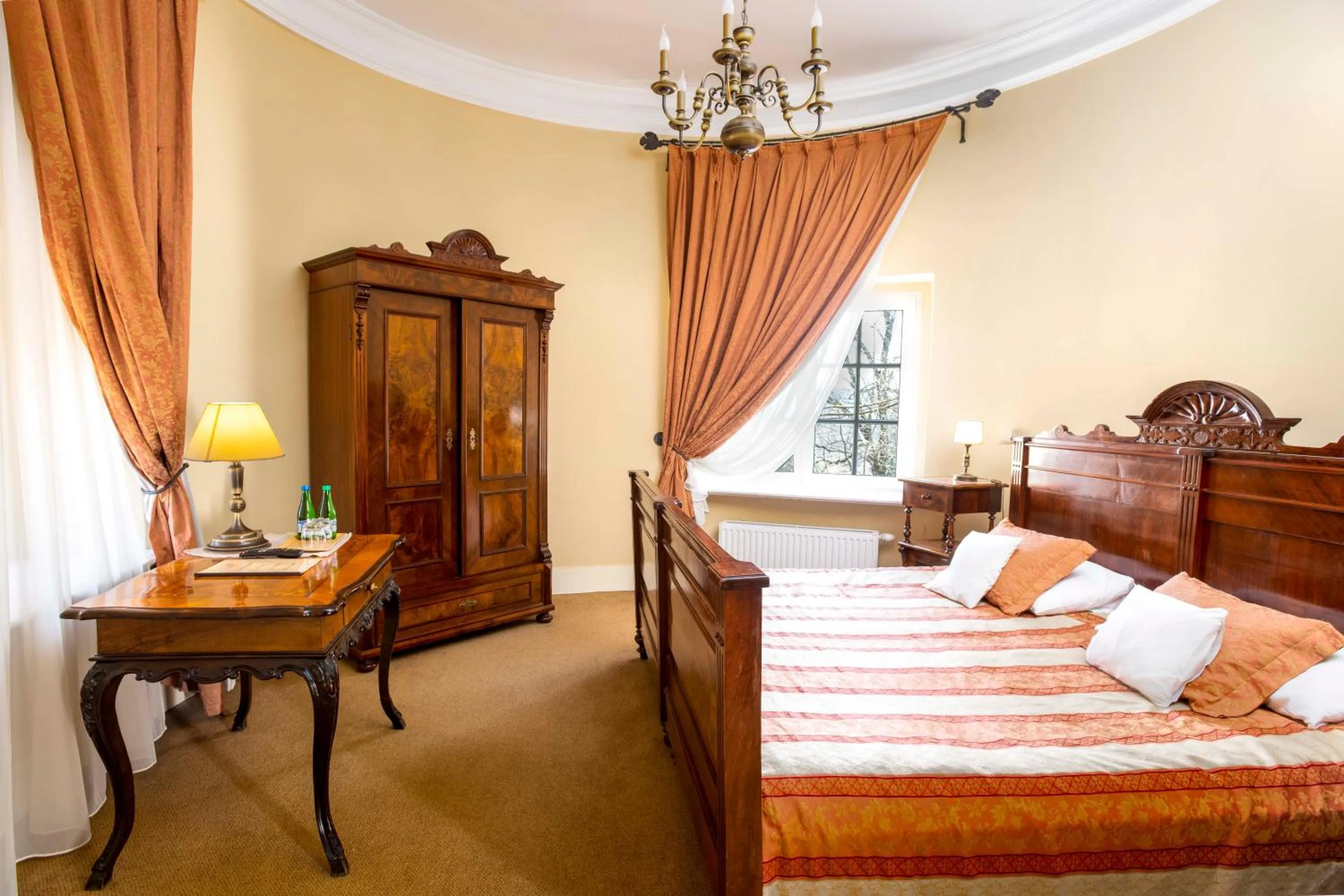 Photo of the whole room, Bed in Pałac Paulinum