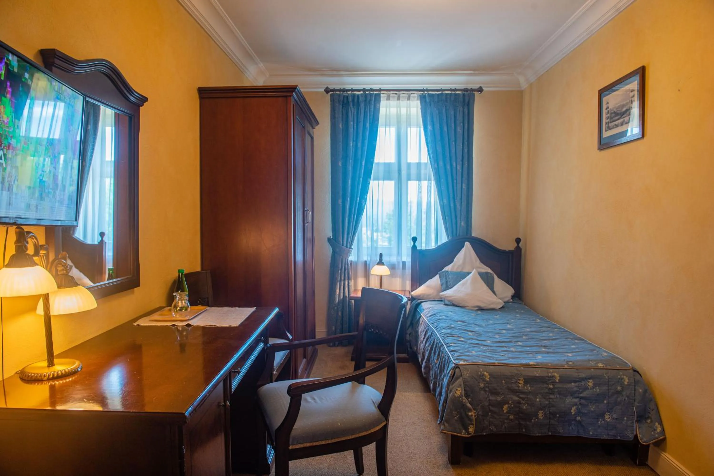 Photo of the whole room, Bed in Pałac Paulinum