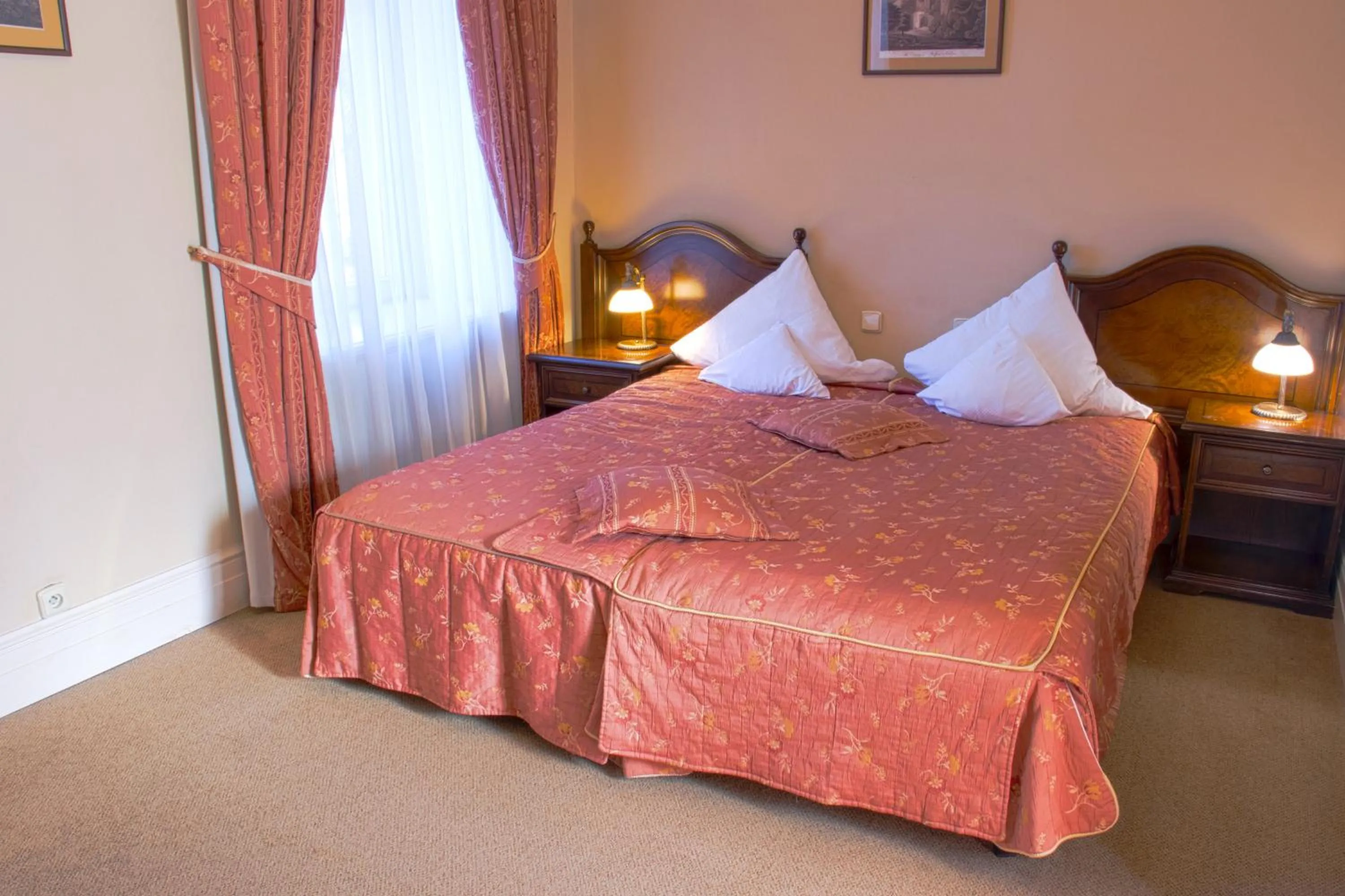 Photo of the whole room, Bed in Pałac Paulinum